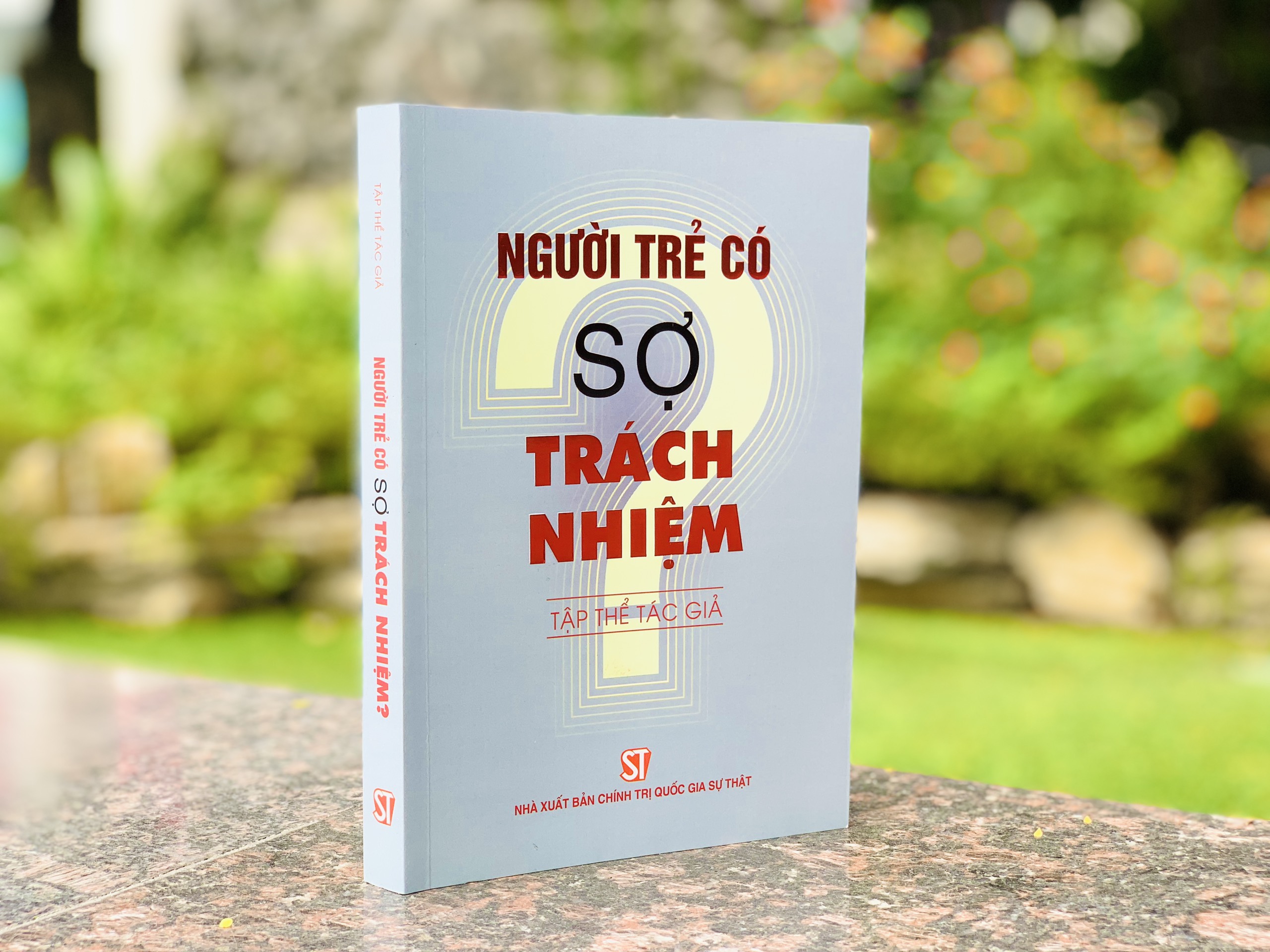 NGƯỜI TRẺ CÓ SỢ TRÁCH NHIỆM? - Tập thể tác giả - NXB Chính Trị Quốc Gia Sự Thật.