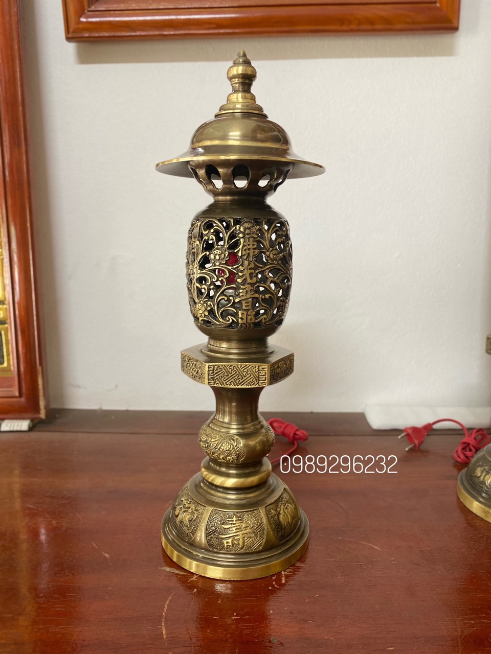 Đôi Đèn Thờ lục giác bằng đồng vàng cao 48cm - Đèn đồng màu hun