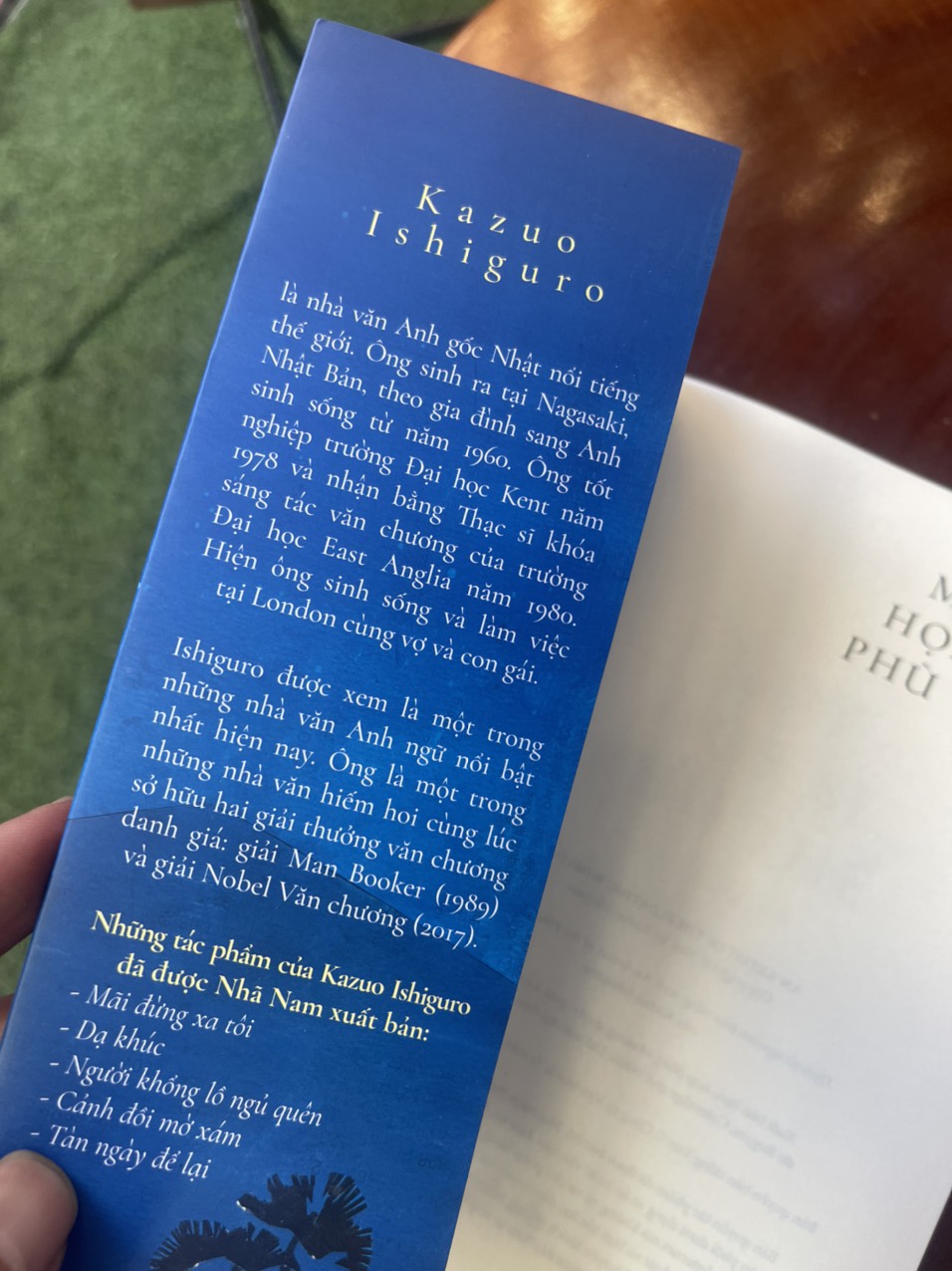 MỘT HỌA SĨ PHÙ THẾ - Kazuo Ishiguro – Nhã Nam – bìa mềm