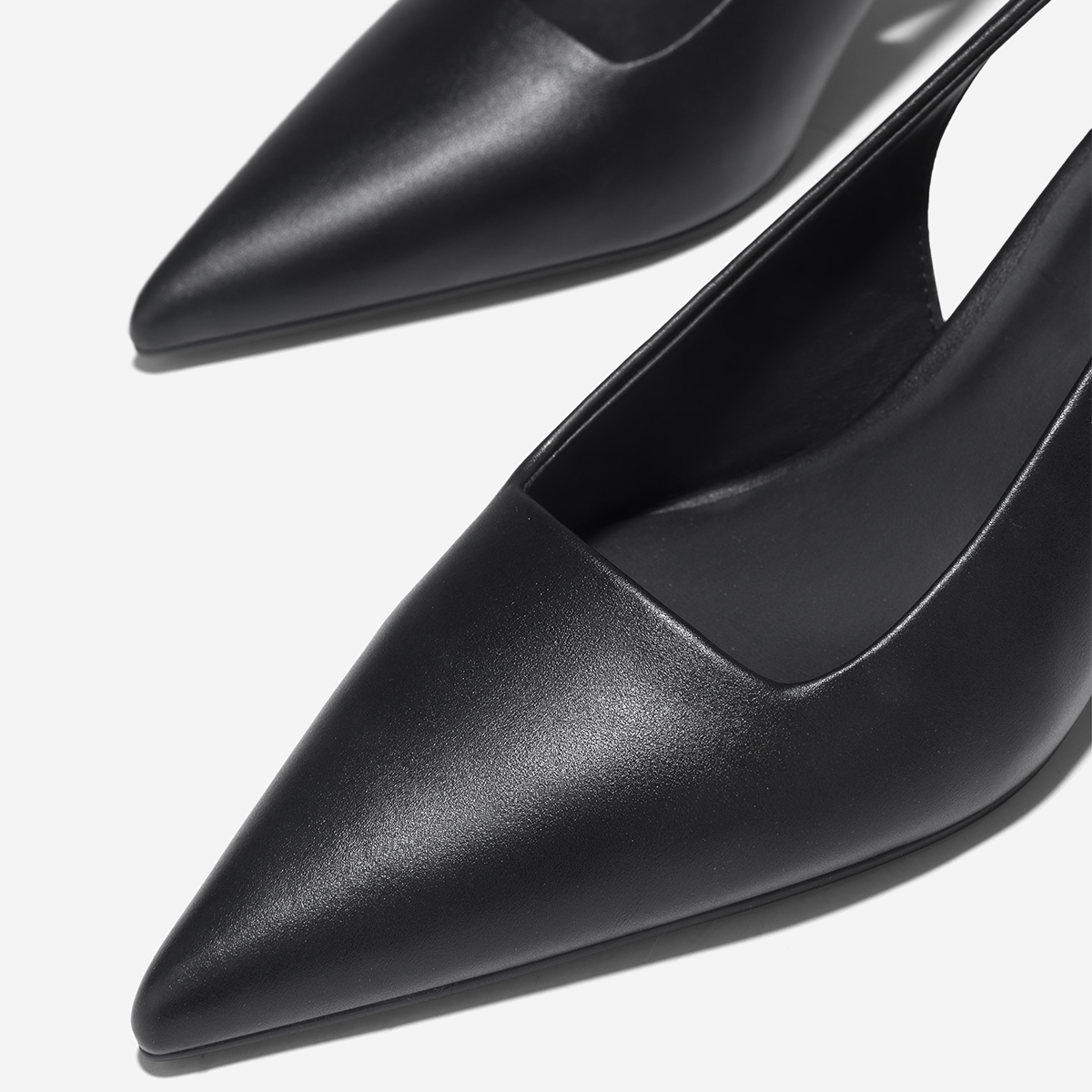 Vascara Giày Slingback Mũi Nhọn Nhấn Gót Hiệu Ứng Aluminium - BMN 0659