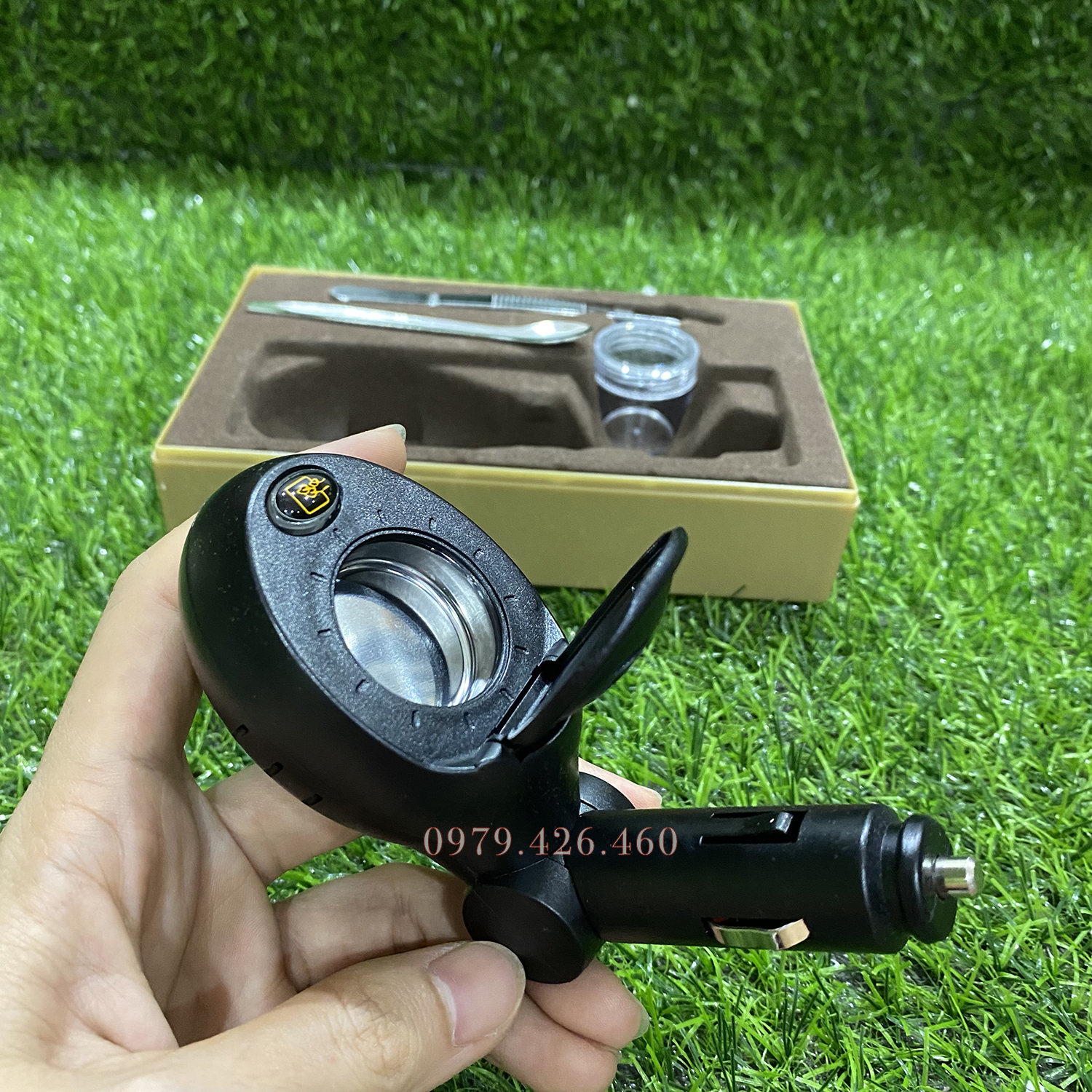 Tẩu xông trầm trên ô tô, có khe USB tiện lợi - Màu đen