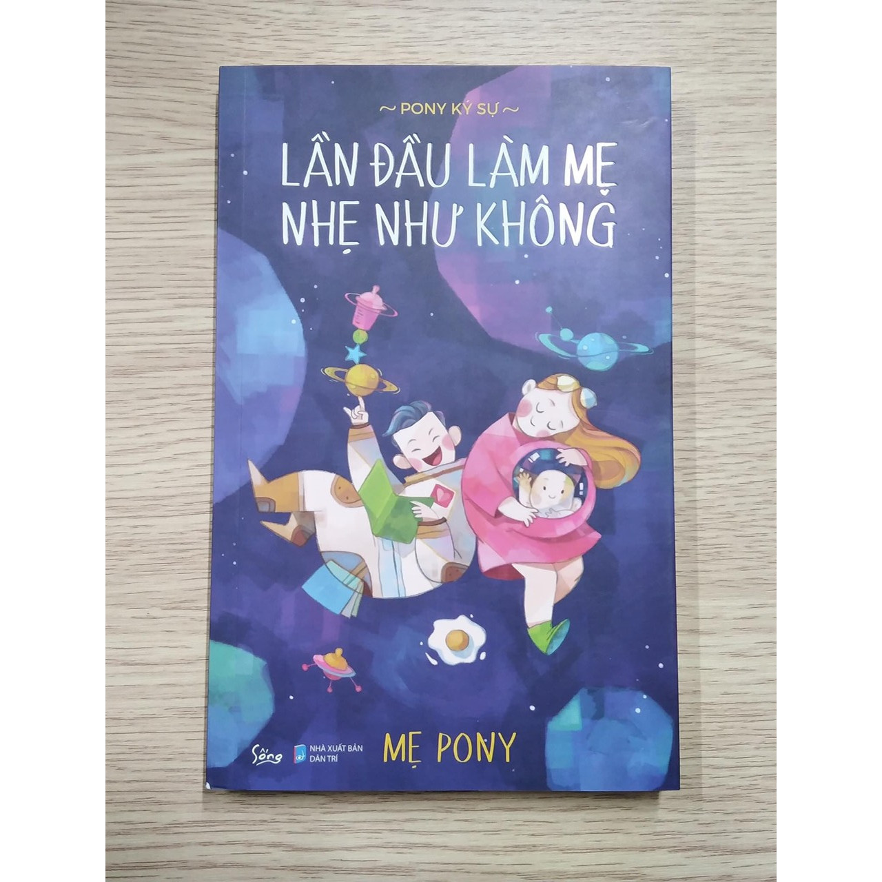 Sách hay cho mẹ: Lần Đầu Làm Mẹ Nhẹ Như Không + Poster an toàn cho bé yêu