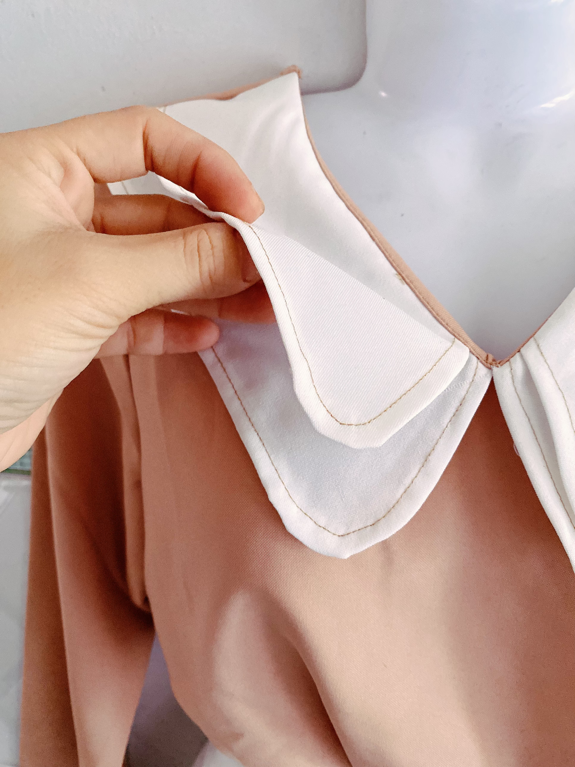 Set áo tay dài cổ bèo kèm quần trắng thiết kế giả váy xếp tầng xinh xắn