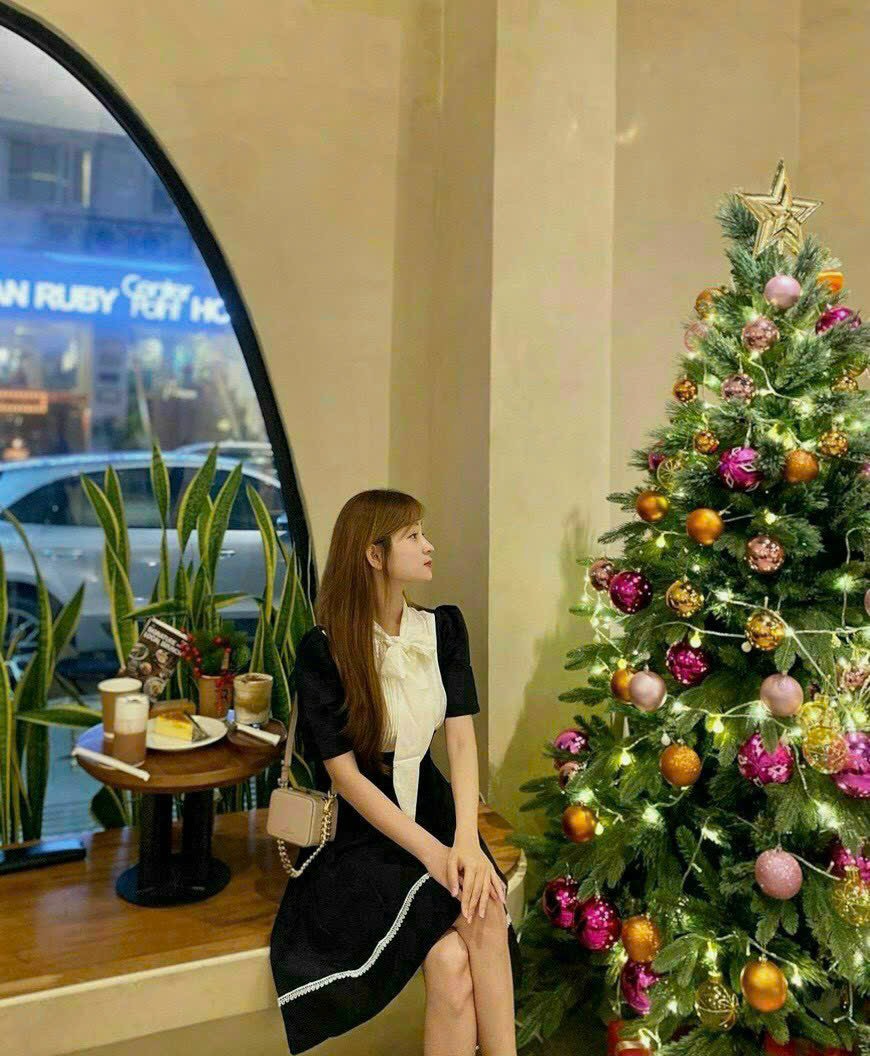 ĐẦM XOÈ CHẠY VIỀN REN PHỐI CỔ DẬP LY CỘT NƠ MÀU Y HÌNH
