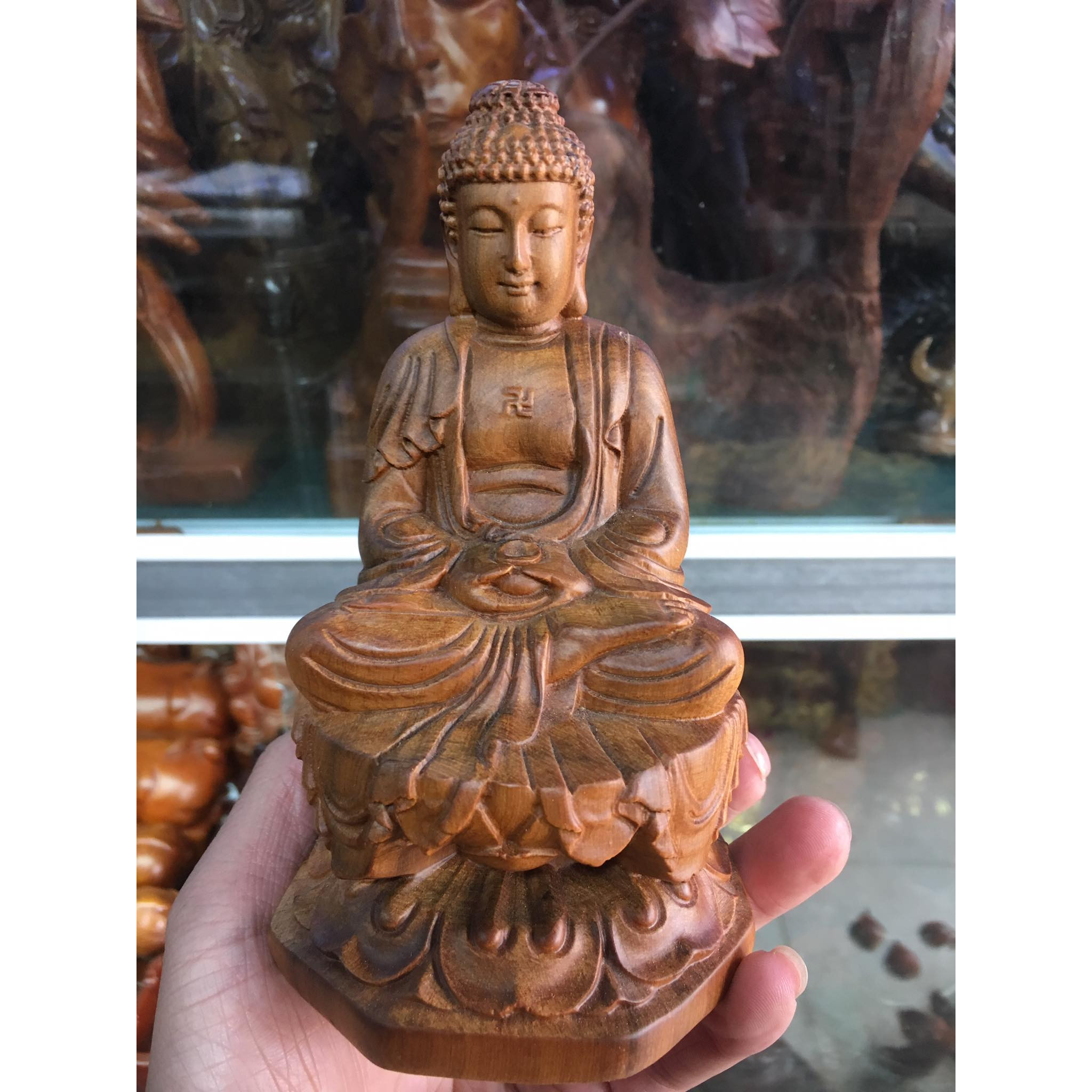 Tượng Như Lai Phật Tổ gỗ Bách Xanh thơm ngát trưng tủ kính, ô tô