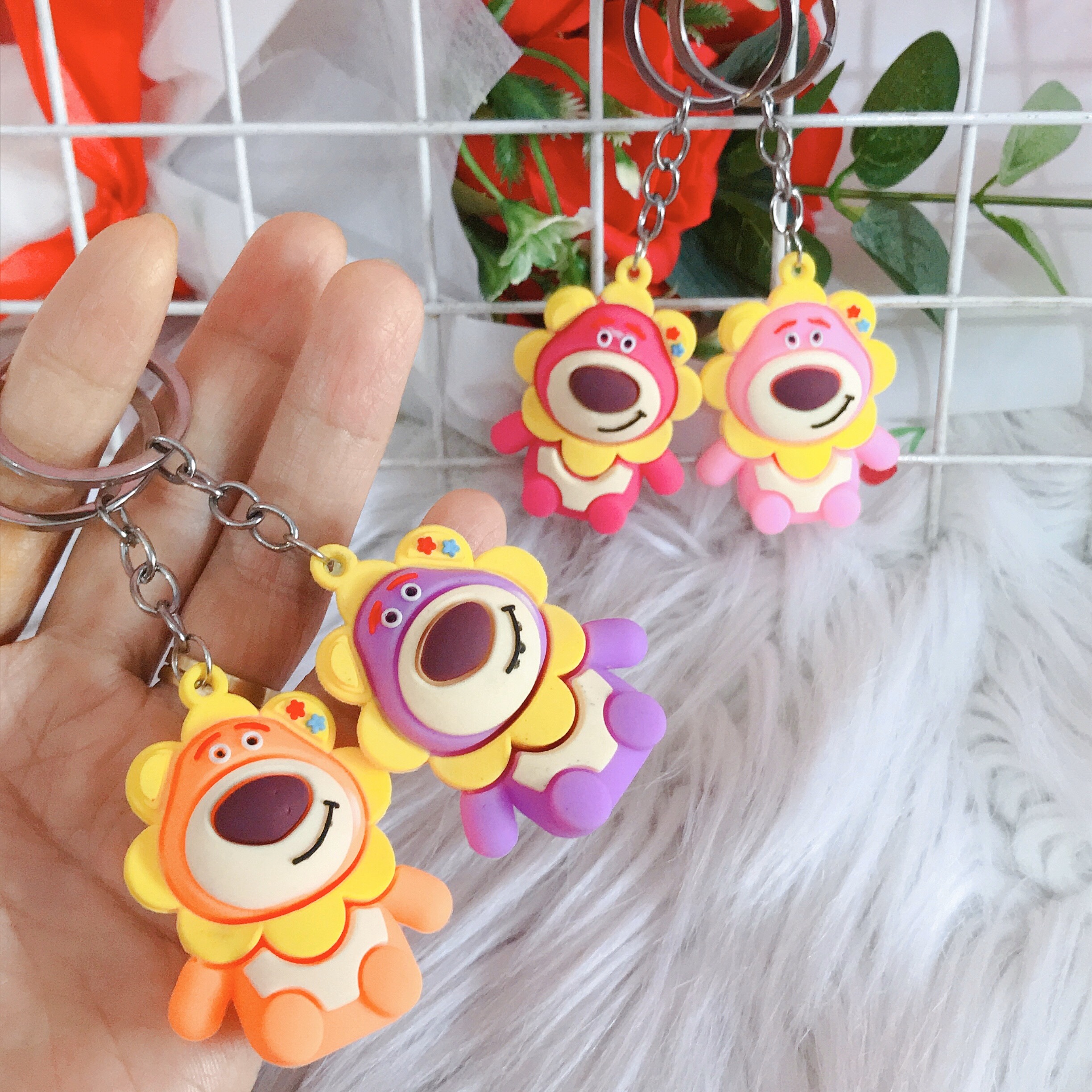 Móc Khoá Gấu Dâu Hồng Lotso Silicon Siu Đáng Yêu - Gấu Lotso Huggin Trong Phim Hoạt Hình Toy Story Dễ Thương