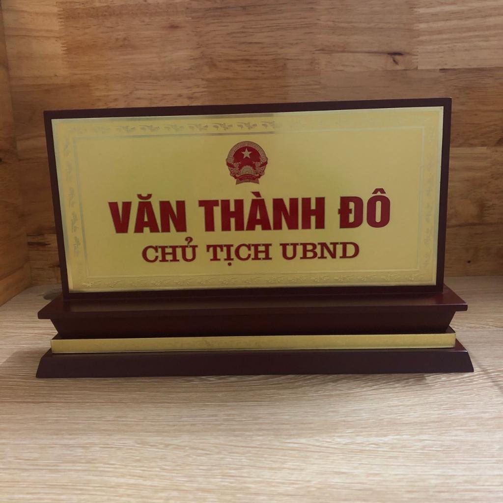 Biển chức danh mica đế gỗ tam cấp tiêu chuẩn 12x24cm