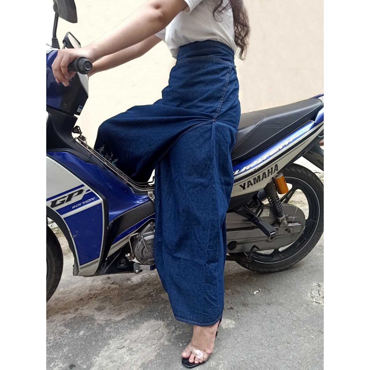 Váy Chống Nắng Xẻ Tà Jean Mềm, Mịn Thêu Hoa Cánh Trắng Có Nút Bấm Chắc Chắn