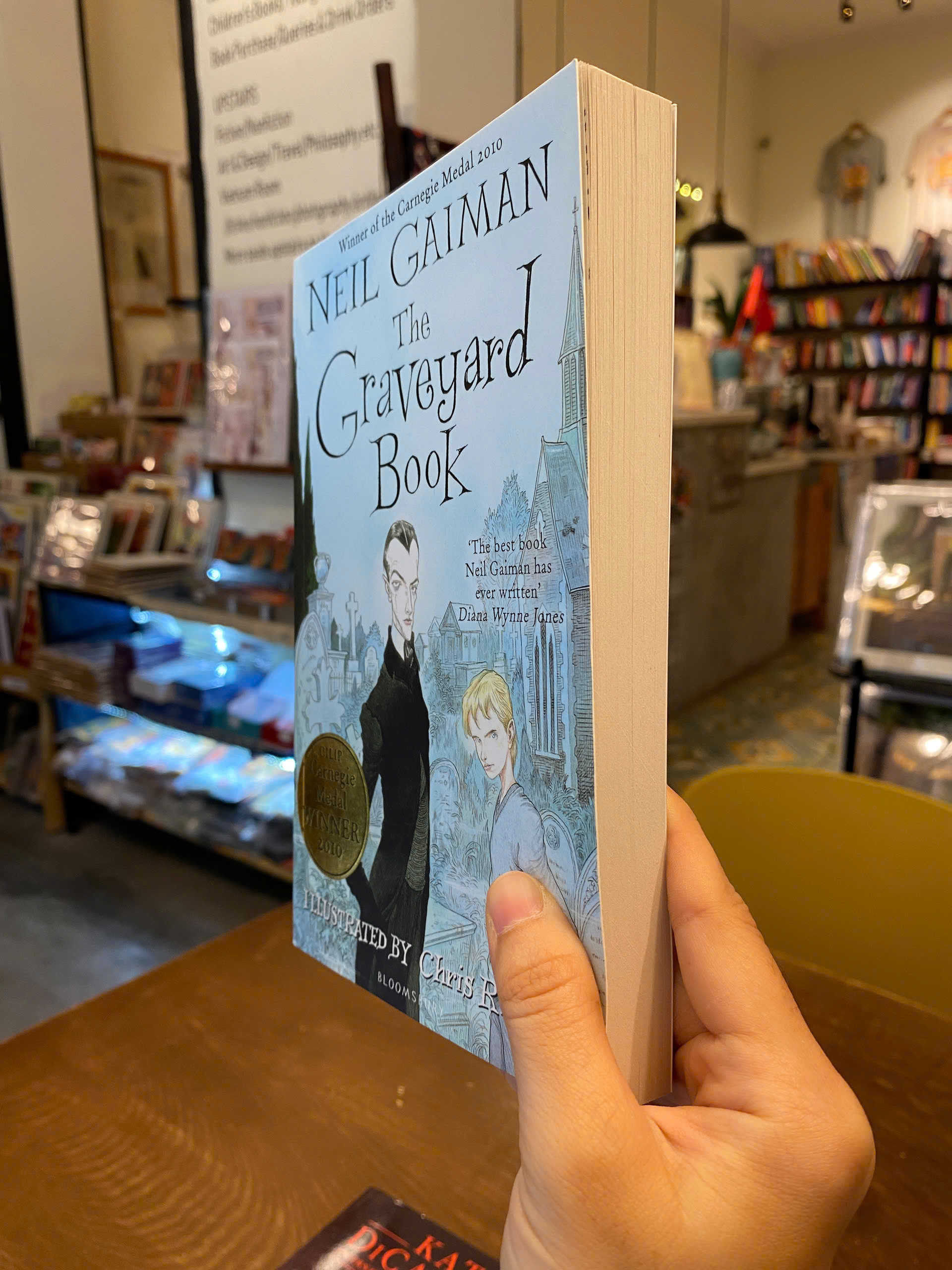 Sách - The Graveyard Book by Neil Gaiman | Fantasy / Young Adult Fiction / Ngoại văn Nhập khẩu