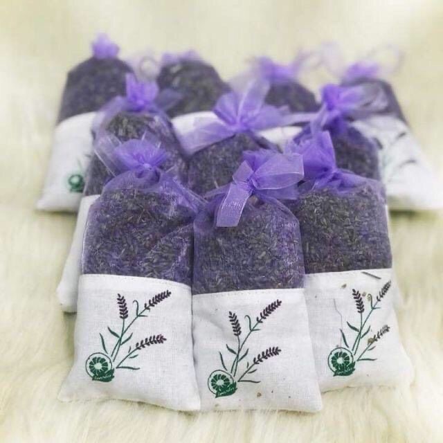 Túi thơm hoa oải hương , mùi hương thơm dịu nhẹ giúp chống muỗi và các loại côn trùng ,khử mùi ẩm mốc quần áo ,dùng làm bánh và chế biến trà rất tiện lợi