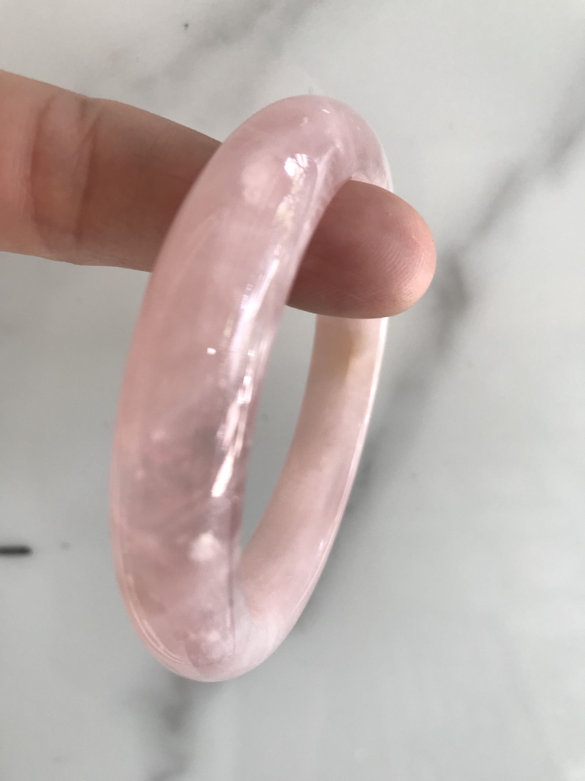 Vòng Thạch Anh Hồng Tự Nhiên Bản Hẹ Mới đẹp Ni 54mm Cao 12mm Dầy 8mm Màu Hồng tươi xinh bóng đẹp Nữ mệnh Hỏa mệnh Thổ tay vừa đeo 50kg - 54 kg ạ