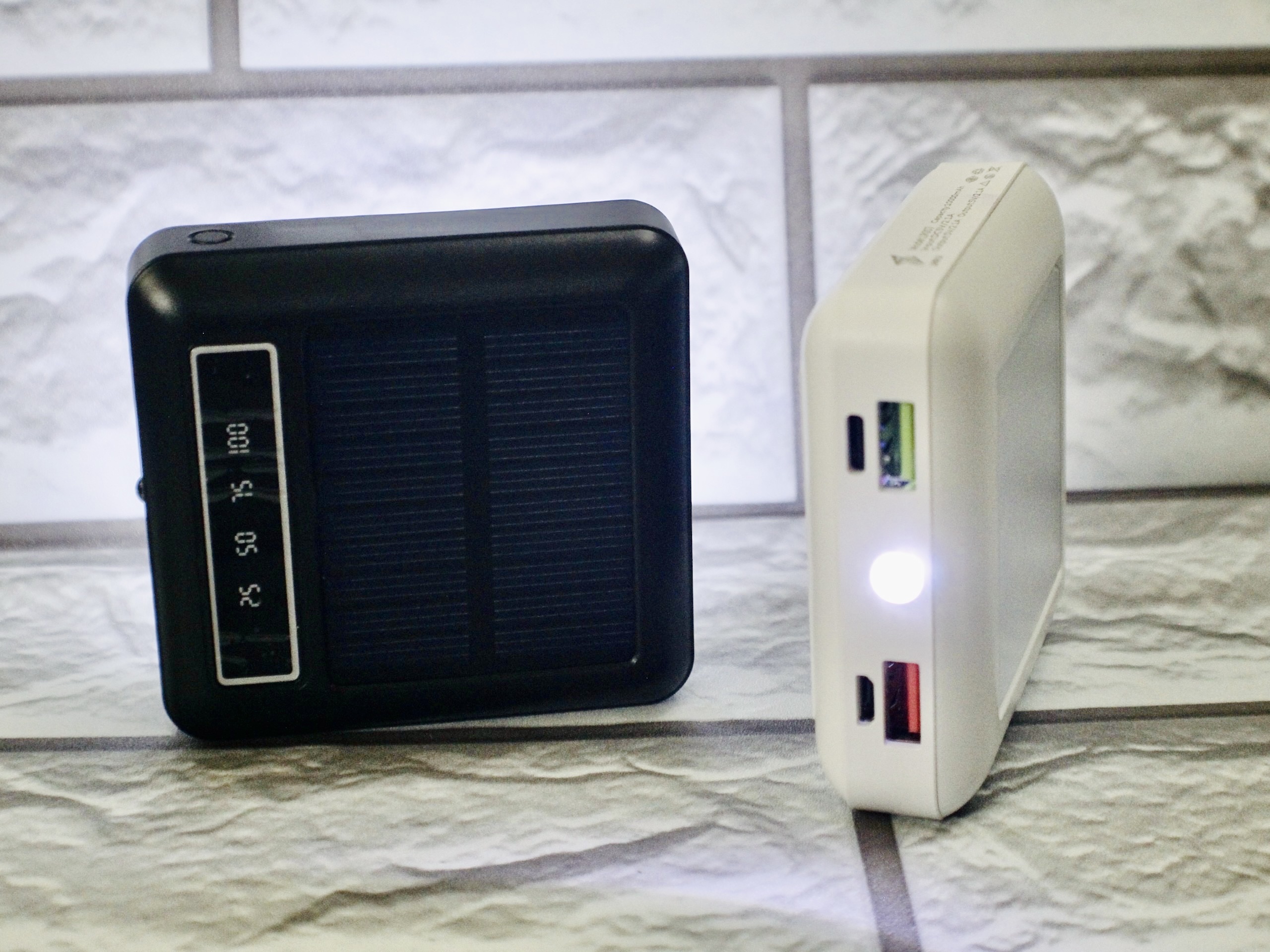 Pin Sạc Dự Phòng Linrui LR007 Kết Hợp Đèn LED 9 Bóng - Hàng Chính Hãng