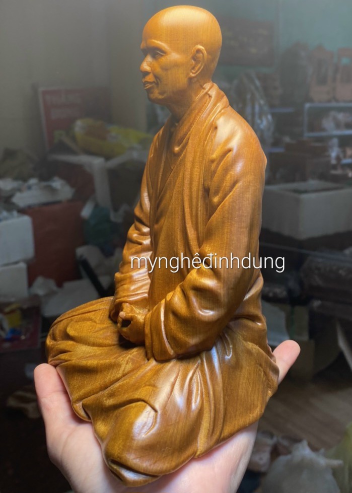 TƯỢNG THIỄN SU THÍCH NHAT HẠNH BẰNG GỖ BÁCH XANH THƠM NỨC KT CAO 20×11.5CM