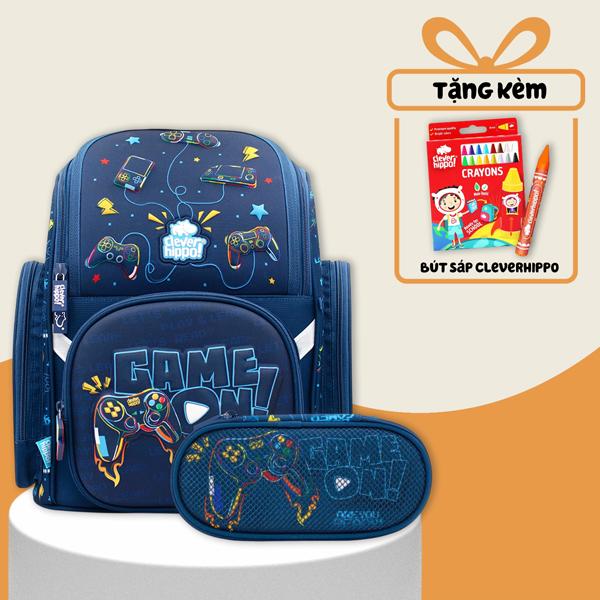 Combo Ba Lô Fancy + Bóp Viết Game On Clever Hippo - Tiểu Học (Tặng Kèm Hộp 16 Bút Sáp Màu Colorful)