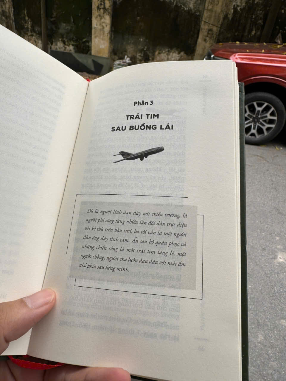 (Bìa cứng, Tặng Bookmark, Postcard) CÁNH CHIM BẤT TỬ - Câu chuyện về người phi công huyền thoại Nguyễn Văn Bảy - Waka