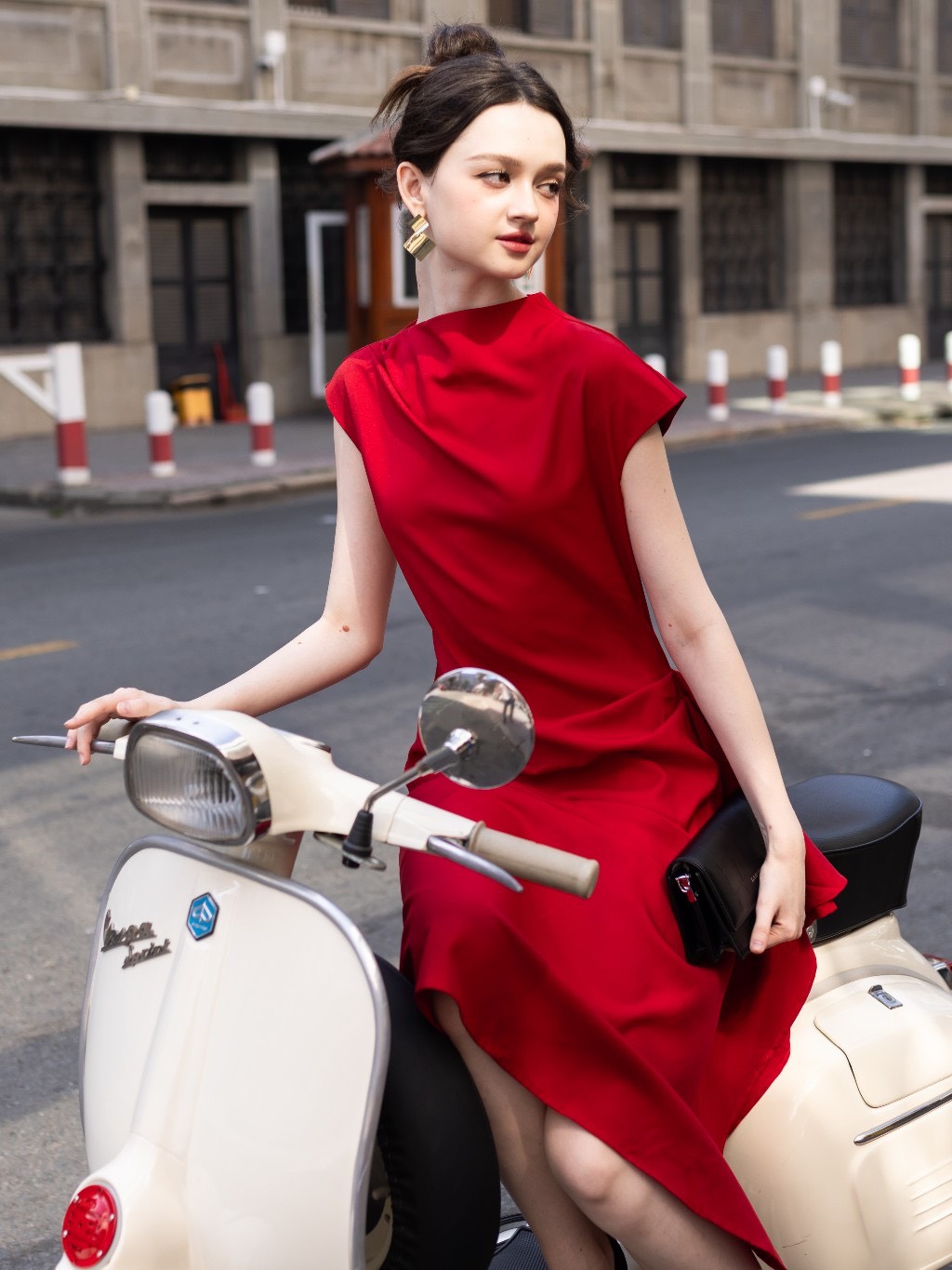 Đầm đỏ cổ cao vạt xéo NGADO
