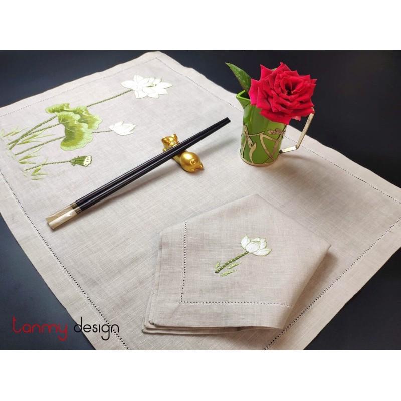 Bộ lót đĩa và khăn ăn linen thêu hoa sen.