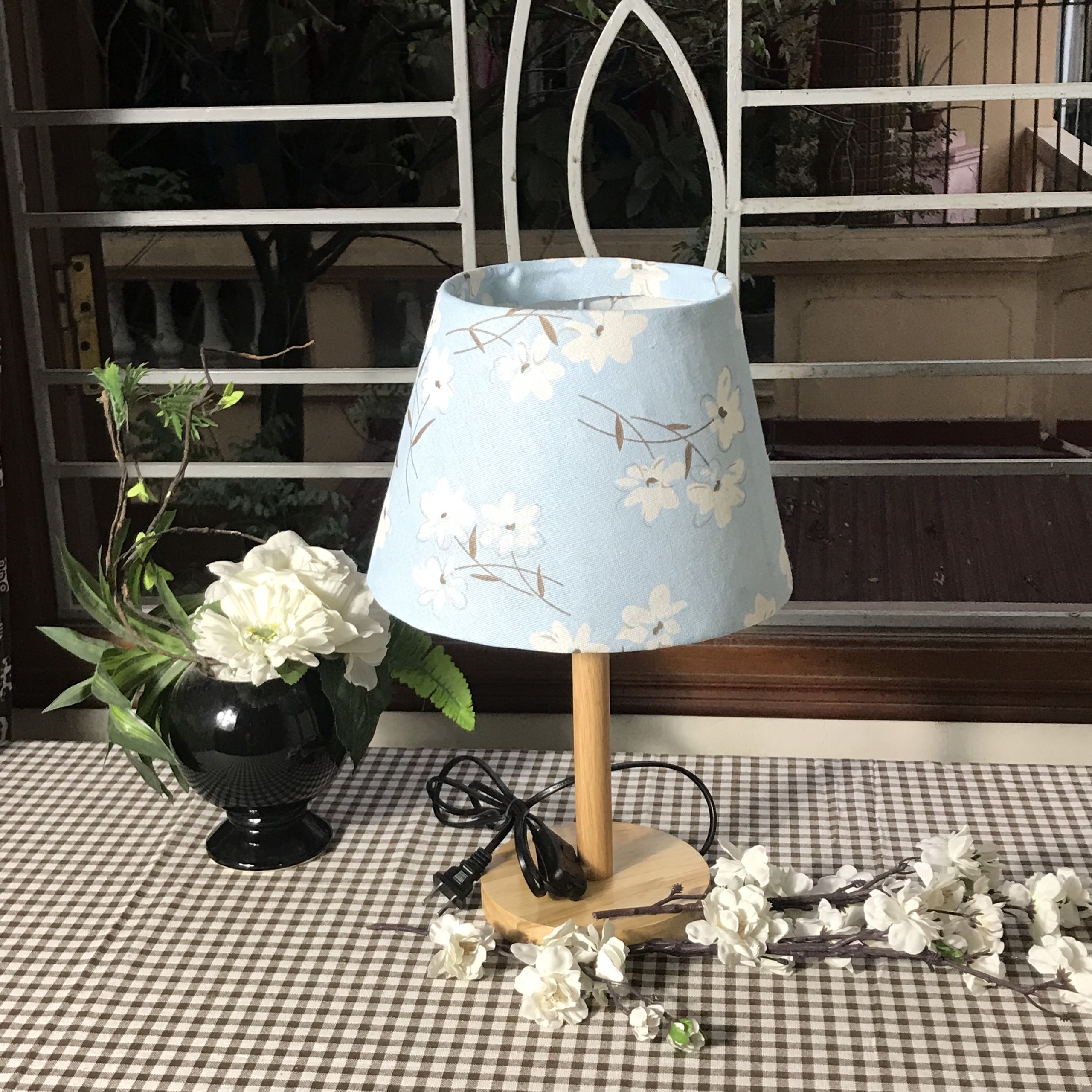 Đèn ngủ DB-C09 HOA TRẮNG NỀN XANH gắn đầu giường, chân gỗ tự nhiên, chao vải bố linen vintage, công tắc bật tắt, kèm bóng