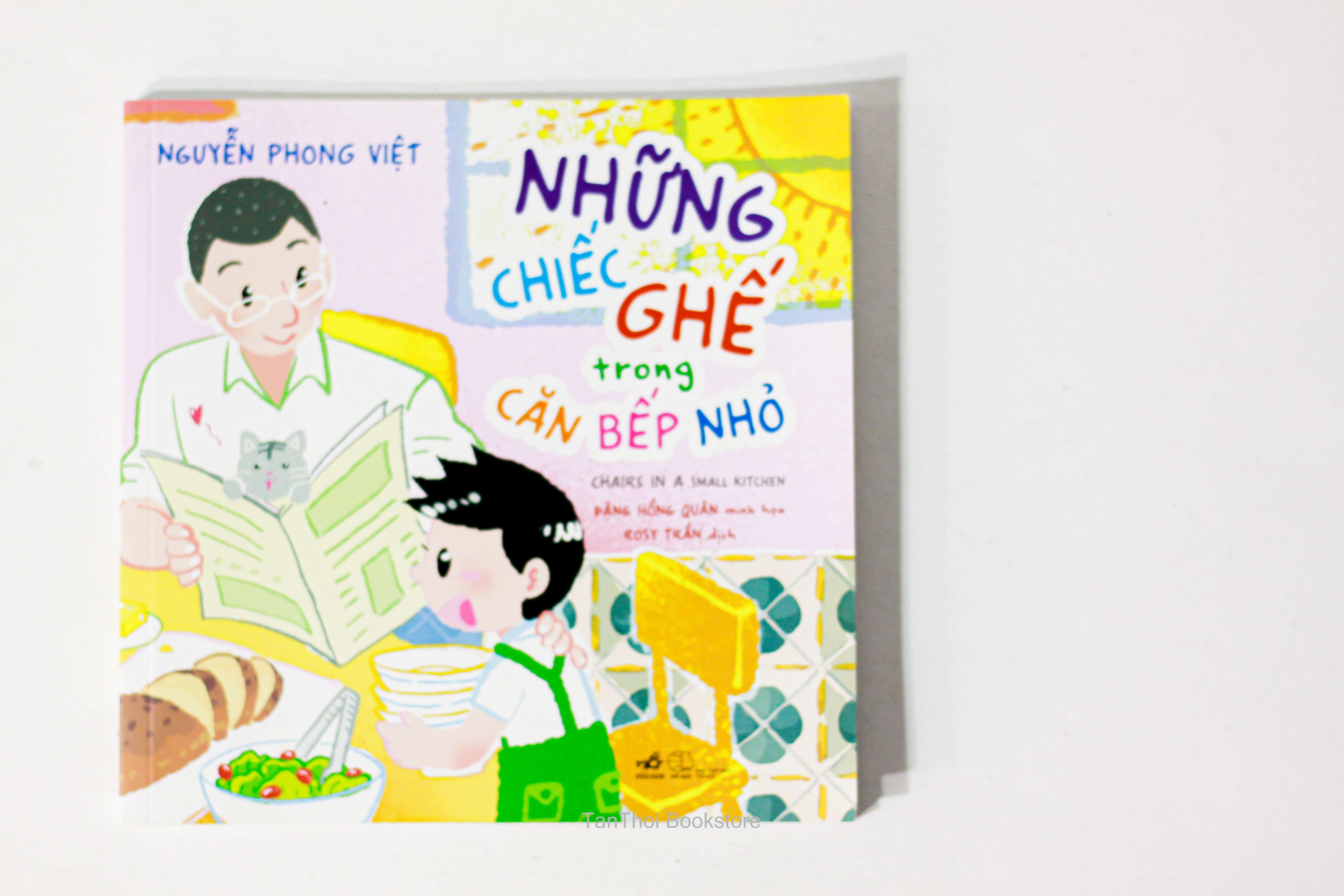 Những chiếc ghế trong căn bếp nhỏ