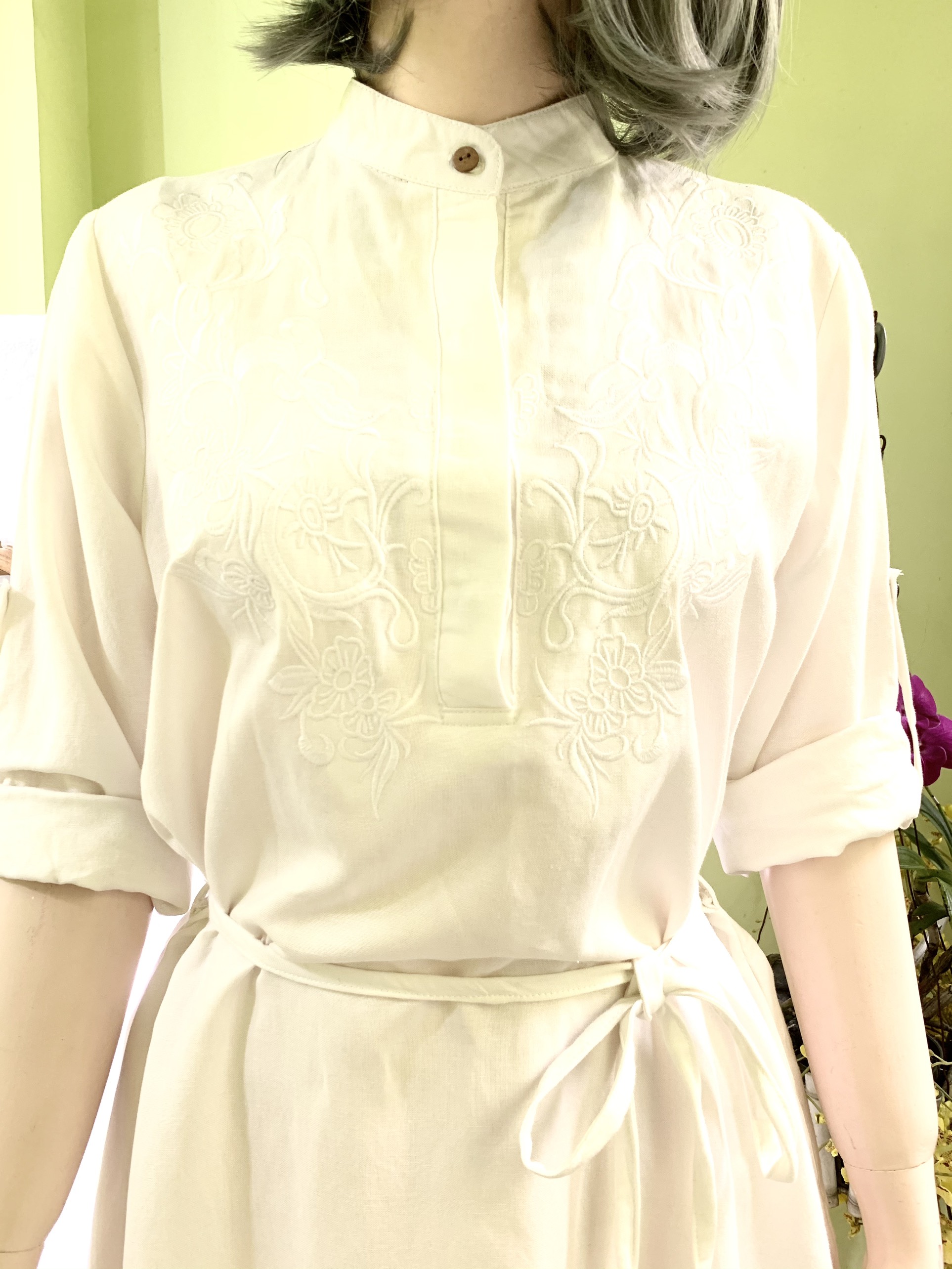 Đầm linen phong cách cổ trụ thêu họa tiết sành điệu