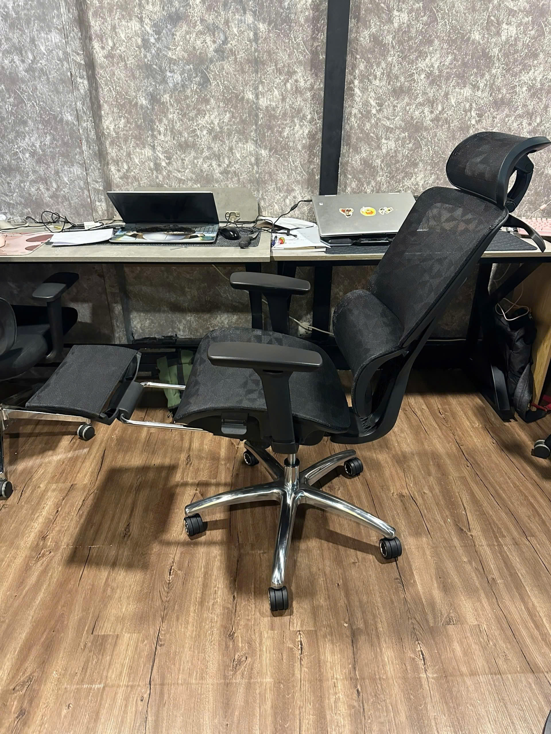 Ghế công thái học có gác chân màu đen CR4324-M Nội thất CAPTA Ghế ngồi làm việc tại nhà hỗ trợ cột sống lưng và mặt ngồi vải lưới khung tay ghế nhựa có gác chân thép mạ chrome