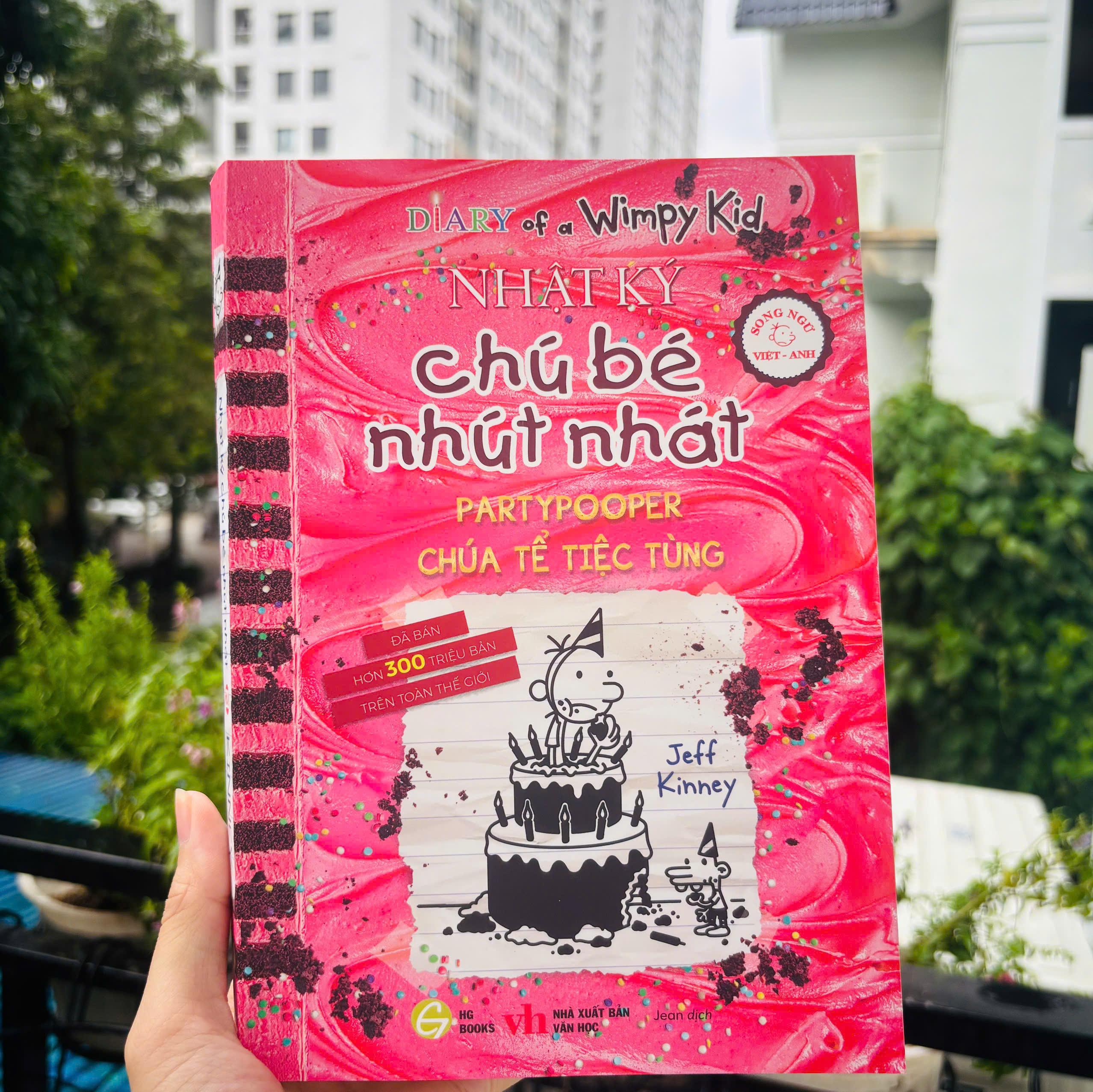 Sách - Diary Of A Wimpy Kid - Nhật Ký Chú Bé Nhút Nhát - Tập 20 - Chúa Tể Tiệc Tùng - Partypooper (Song Ngữ Việt-Anh) - ảnh 6