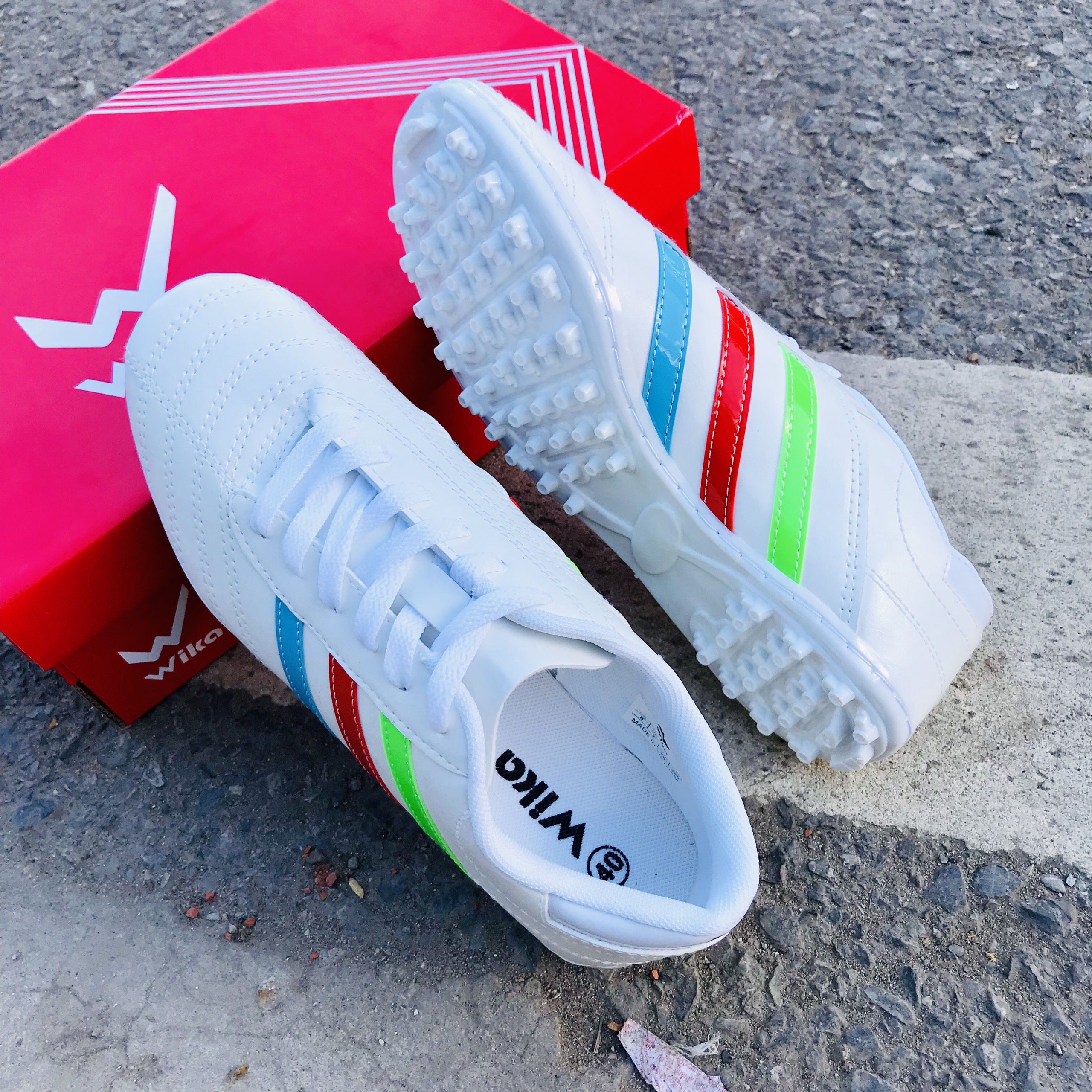 Mẫu giày đá banh sân cỏ nhân tạo 3 sọc cao cấp