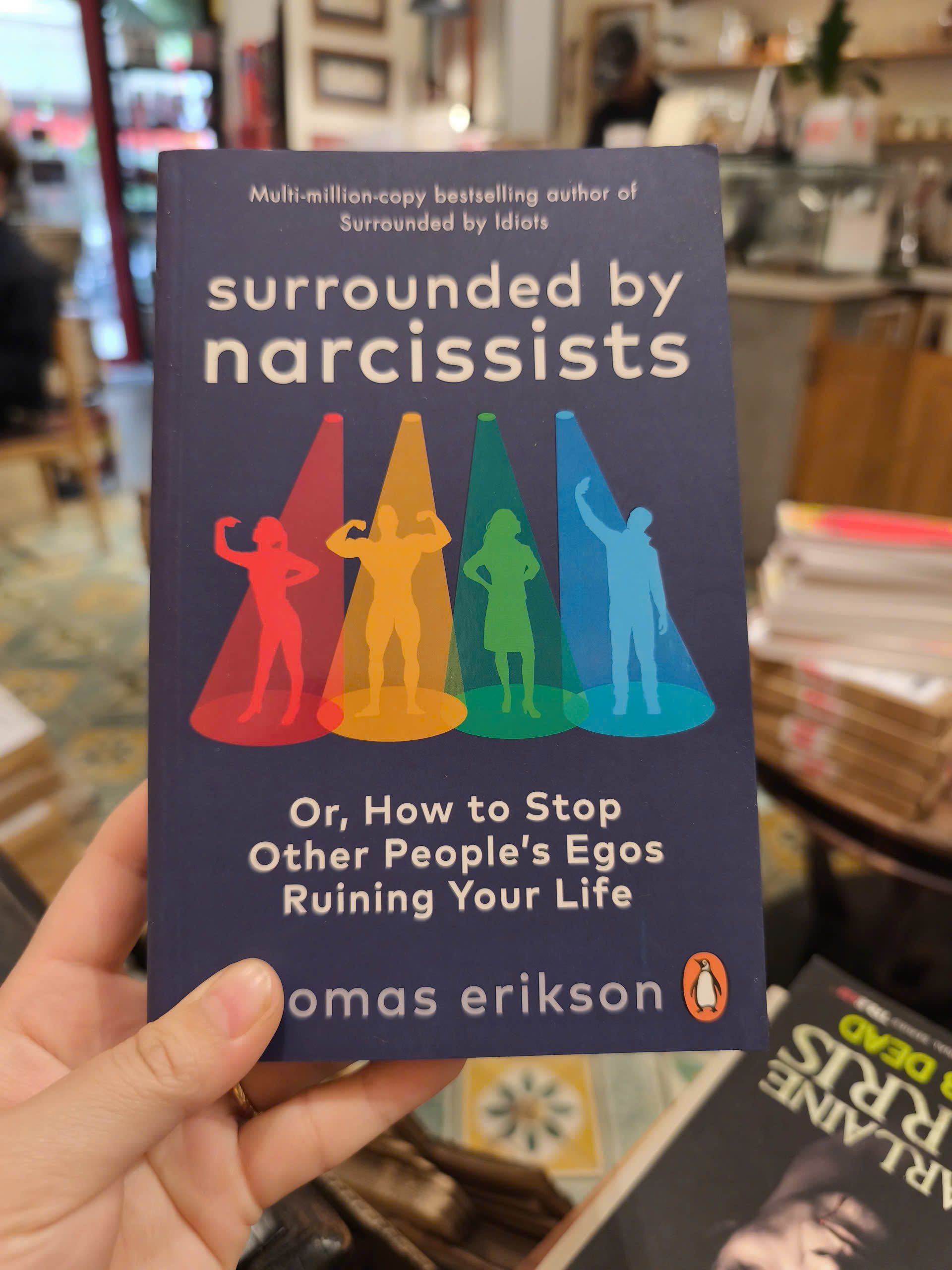 Sách - Surrounded By Narcissists by Thomas Erikson-How to Stop Other People's Egos Ruining Your Life
