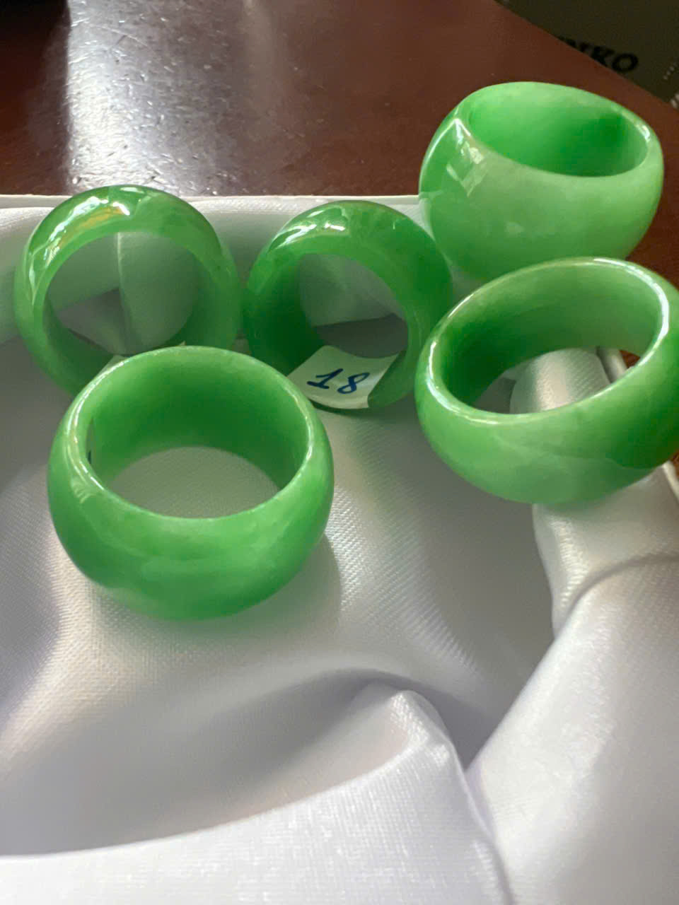 Nhẫn Cẩm thạch Xanh Ngọc Tươi sáng đẹp Ni 18mm cao 13mm / 14mm dầy 4mm Nam Nữ mệnh mộc mệnh hỏa mệnh Thủy đeo nhẫn ni 18mm ạ