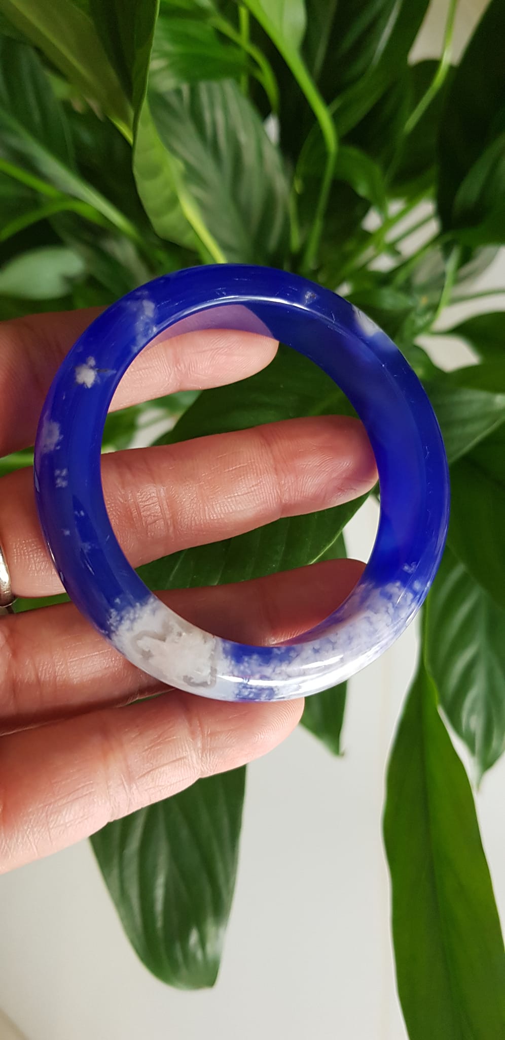 Vòng tay Nữ Bản Hẹ Mới Đá Mã Não Xanh Dương Đậm Bông Tuyết rất là đẹp ạ Vòng Ni 50mm x Cao 14mm x dầy 8mm Nữ mệnh Thủy mệnh Mộc Cân nặng 47kg - 51kg đeo xinh tay đẹp lắm ạ
