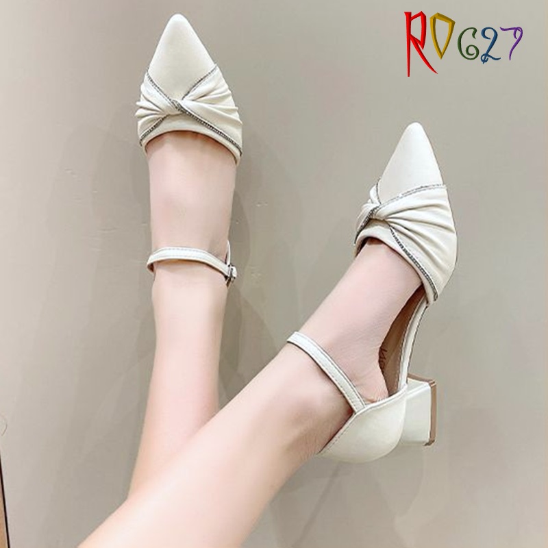 Sandal nữ bít mũi cách điệu, quai cài ROSATA RO627 - 4p - Đen, Kem - HÀNG VIỆT NAM - BKSTORE