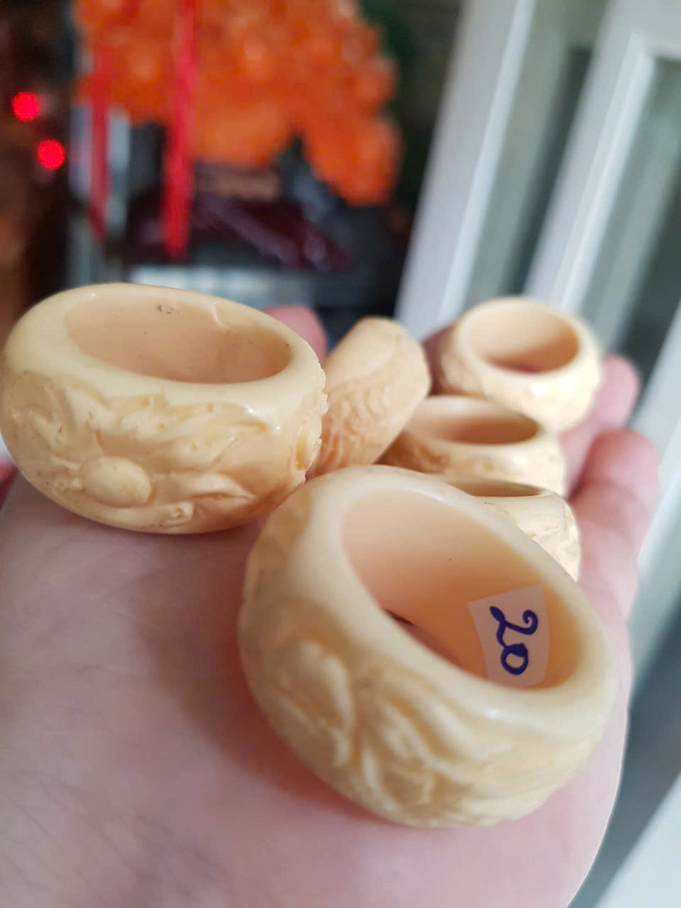 Nhẫn Nam Giả Ngà hay Xương Mỹ Nghệ Bản Hẹ Chạm Rồng Ni 20mm Cao 14mm Dầy 5mm màu trắng Dành Cho Các Anh Nam đeo nhẫn ngón tay cái hay bất kỳ ngón tay nào ni lọt vừa tay là 20mm rẻ vẫn đẹp như thường ạ