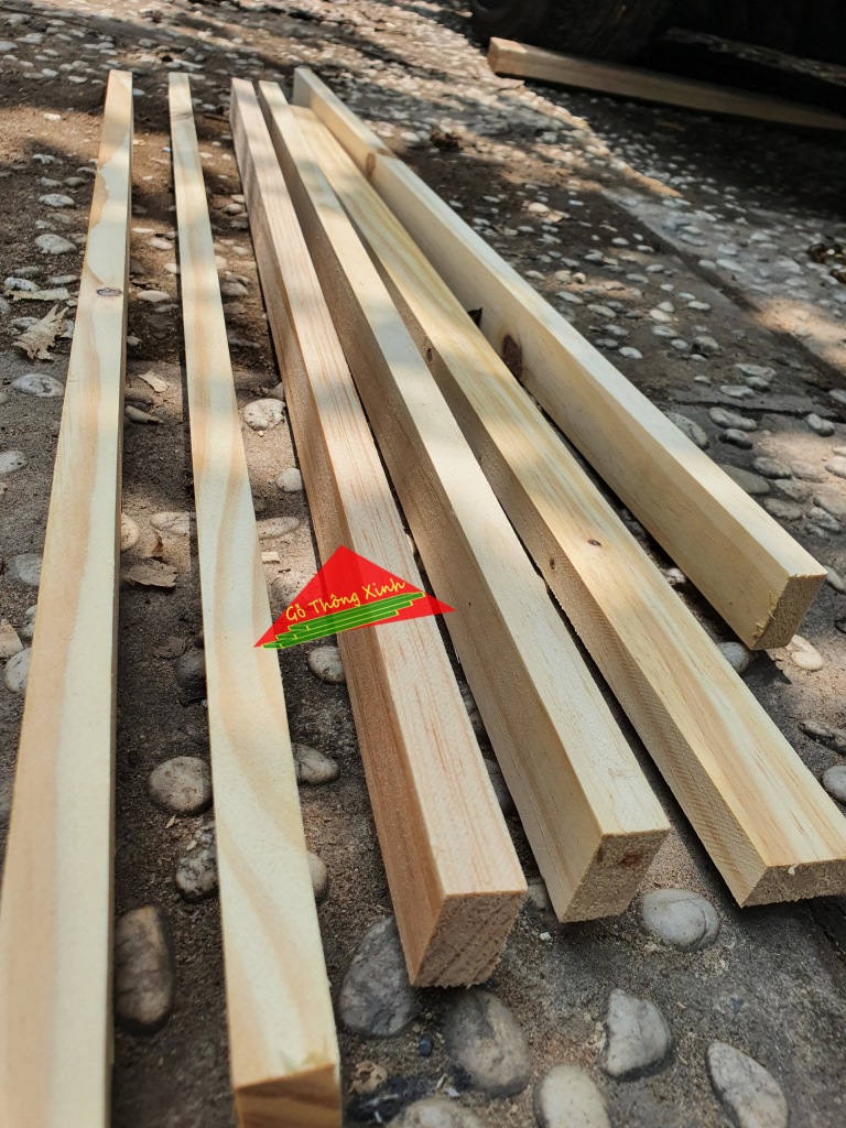 Thanh gỗ thông vuông mới đẹp dài 80cm, rộng 3cm, dày 1.5cm đã bào láng đẹp 4 mặt rất thích hợp làm nẹp, làm khung sườn