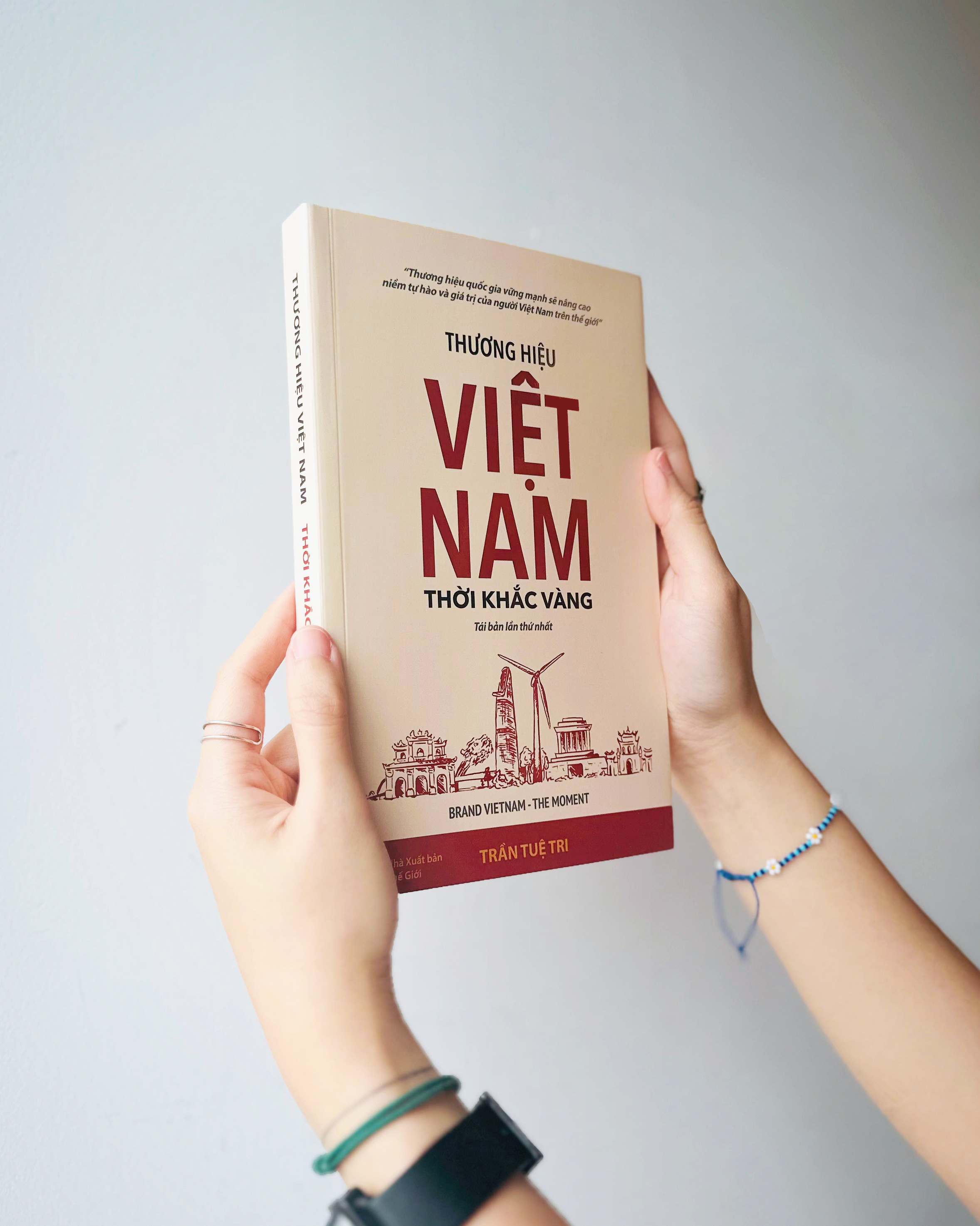 THƯƠNG HIỆU VIỆT NAM - THỜI KHẮC VÀNG (BRAND VIETNAM THE MOMENT) - Trần Tuệ Tri - (bìa mềm)