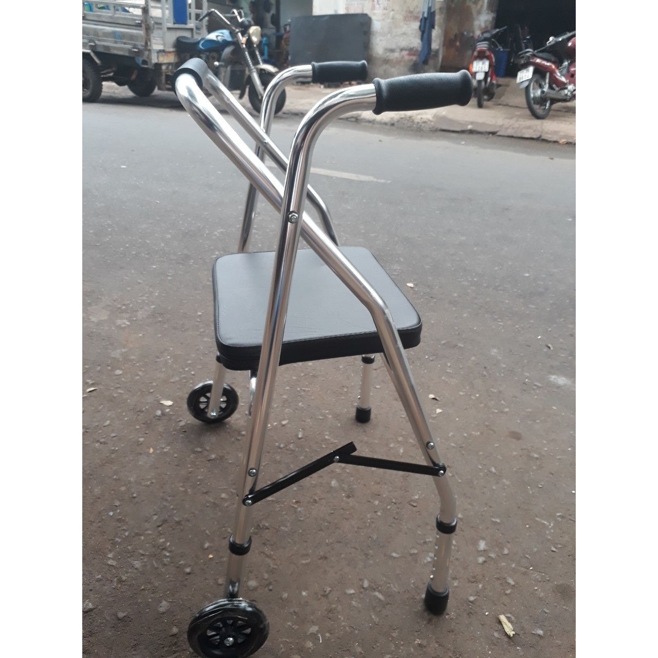 khung tập đi có ghế ngồi