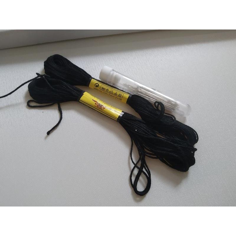 Bộ 3 con chỉ đen cotton sợi to và 1 cây kim lỗ lớn, tiện dụng làm tranh thêu hiện đạip