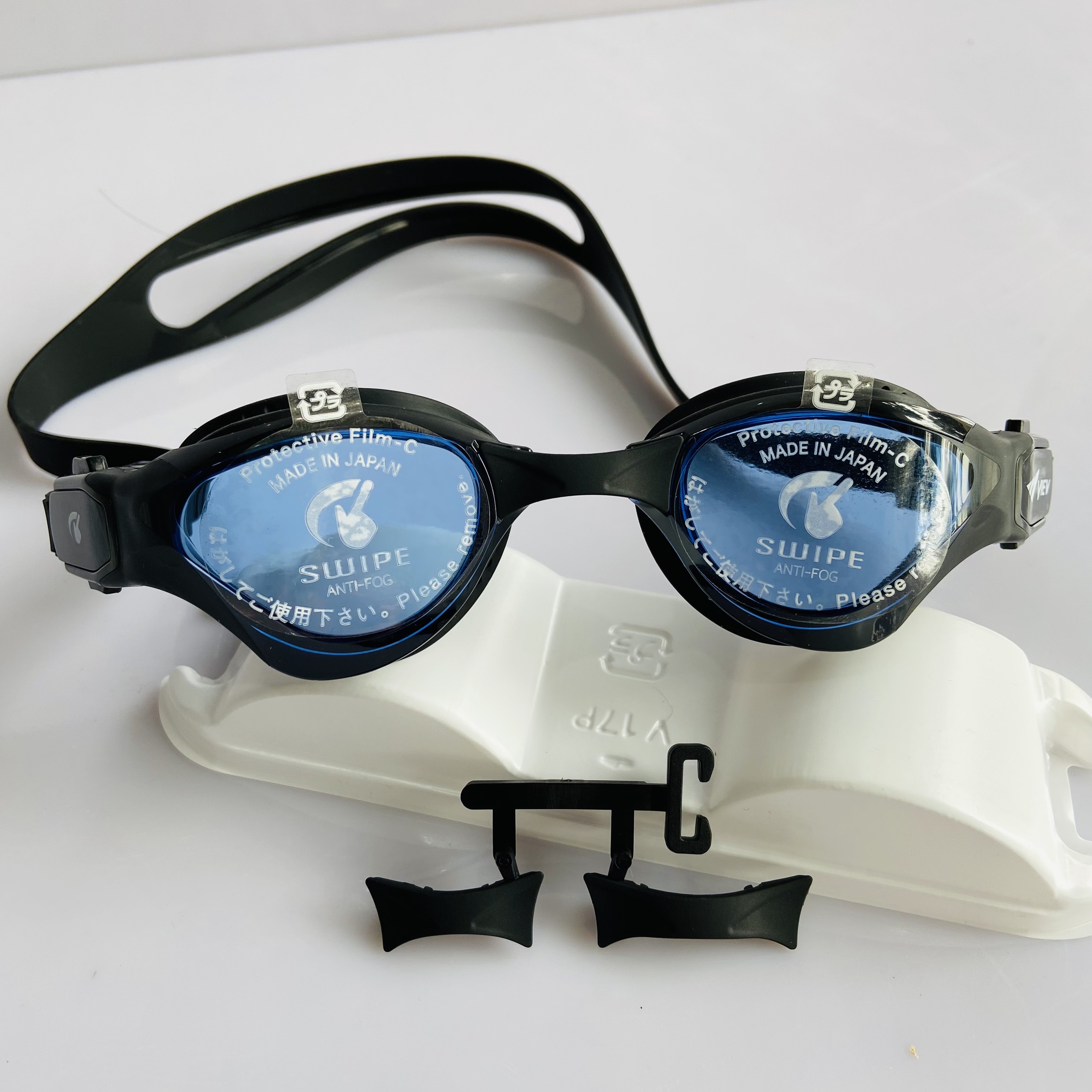Kính bơi View V2000 được nhập khẩu từ Nhật Bản, thiết kế cực kỳ đẹp mắt và có tác dụng chống nước, bảo vệ mắt khi tham gia bơi lội.