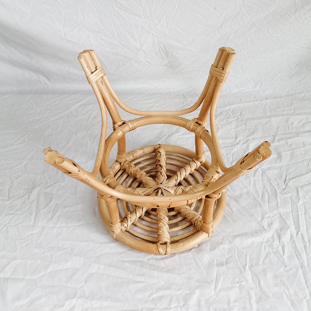 Ghế mây đan bằng tay đặt trong nhà, để chậu cây, chậu hoa