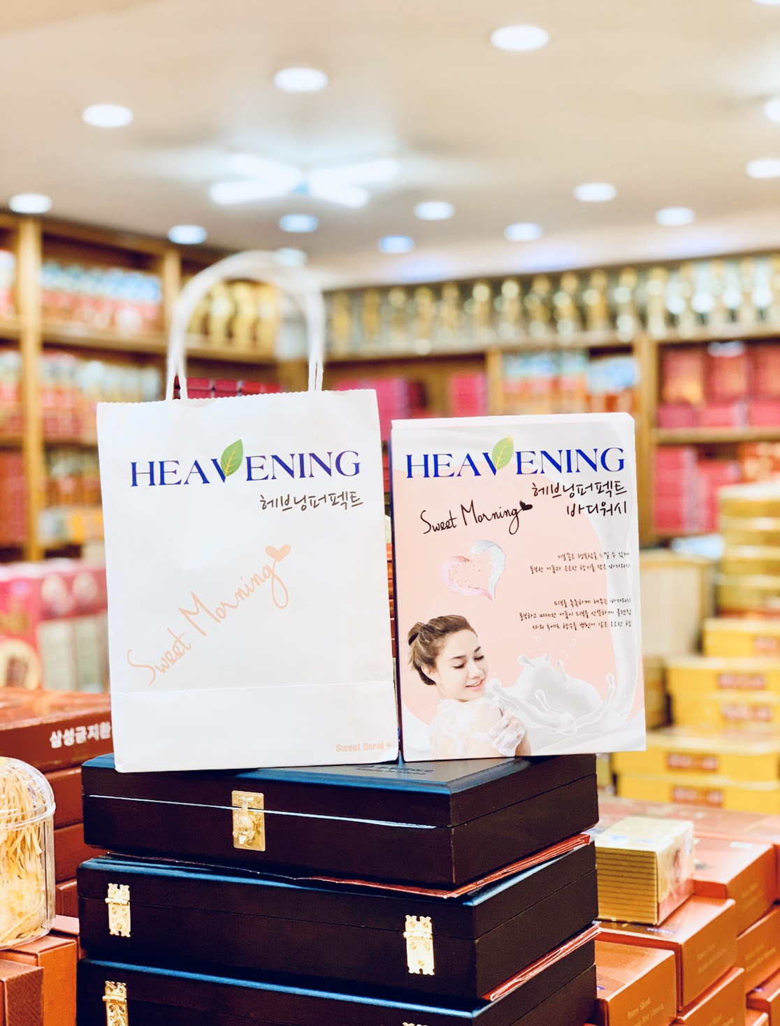 Combo chai sữa tắm dưỡng ẩm, làm trắng da Heavening Perfect ( Hàn Quốc ) + bàn chà gót chân