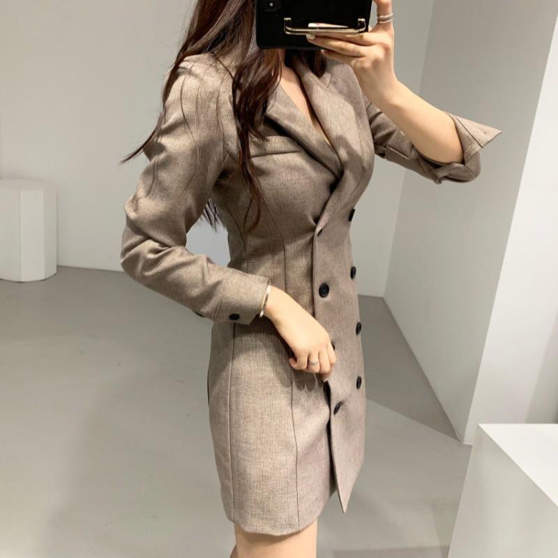 Đầm vest nữ được thiết kế kiểu đầm vest sang trọng - thanh lịch với form đầm chuẩn có thể dùng để khoác