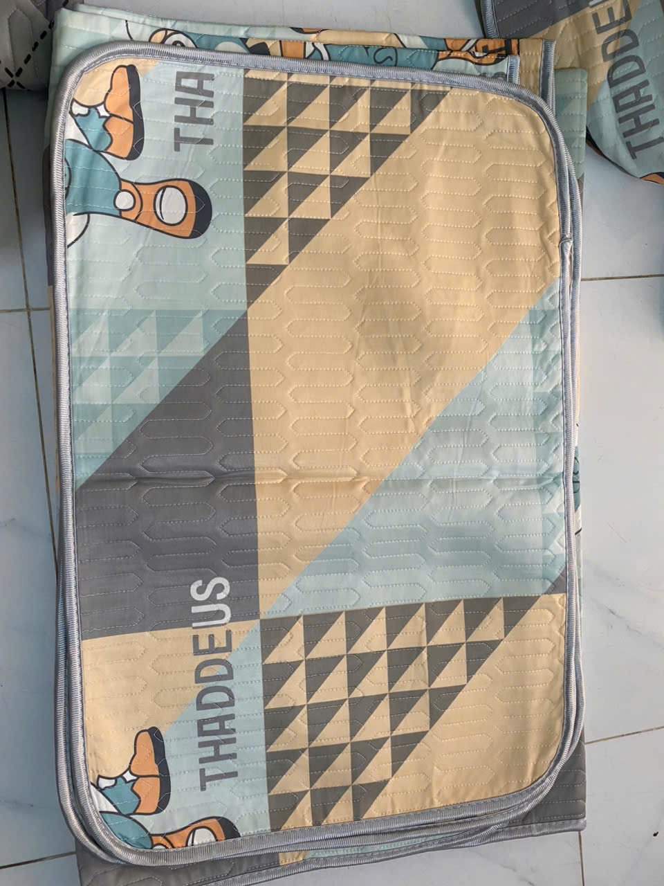 Chiếu điều hòa cao su non Tencel 1m6 x 2m tặng kèm 2 vỏ gối - Giao ngẫu nhiên