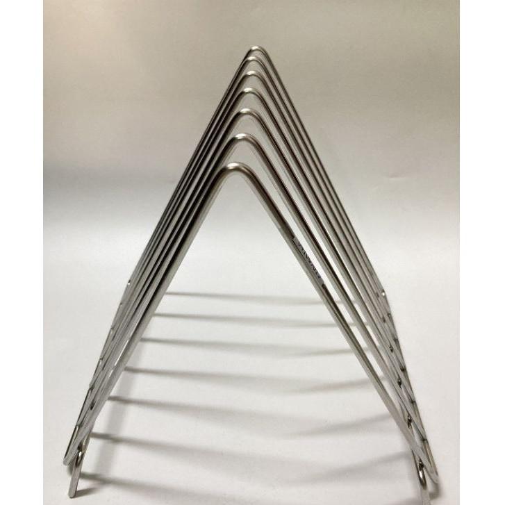 Giá để thớt được làm từ inox 304 chống rỉ sét - để được 6 thớt