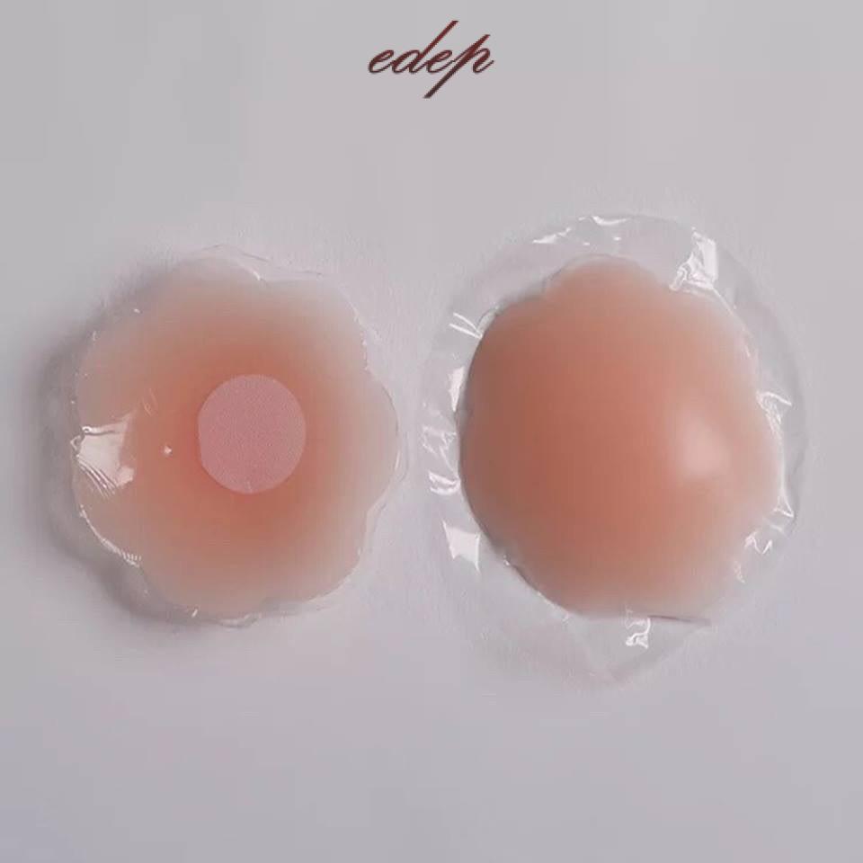 Hộp gồm 2 Miếng dán ngực silicon hình hoa mai , dán ti đi biển
