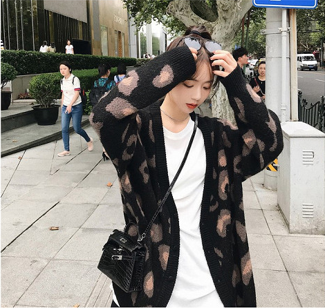 Cardigan họa tiết báo