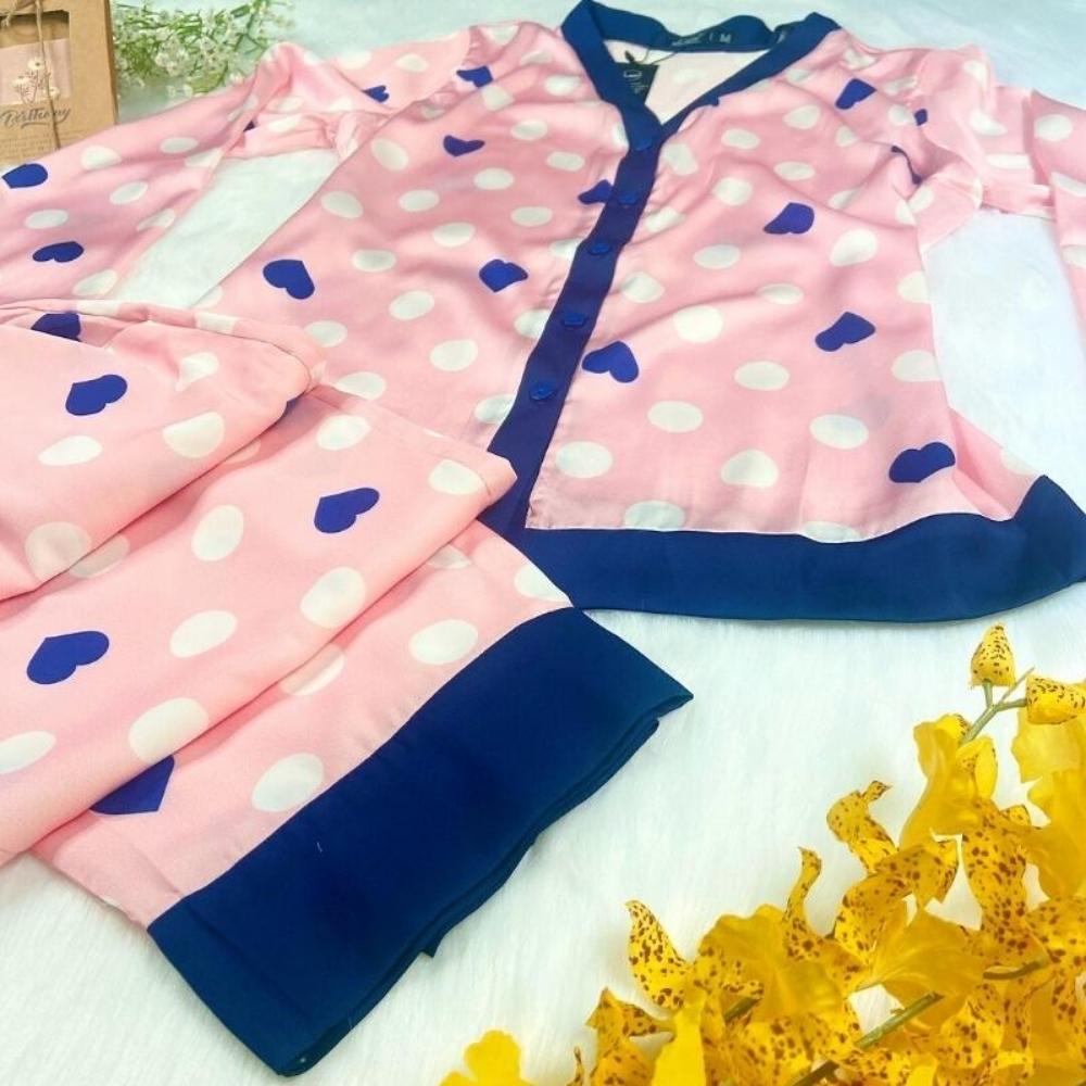 Đồ bộ pyjama nữ, đồ mặc nhà cao cấp VILADY - B103 kiểu cổ V tay dài quần dài họa tiết chấm Bi màu hồng, chất liệu lụa Pháp ( lụa latin) siêu mát