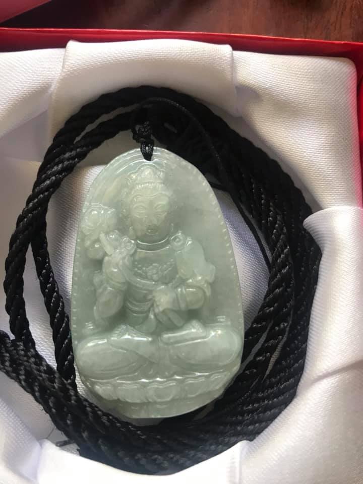MẶT PHẬT ĐẠI THẾ CHÍ ĐÁ CẨM THẠCH TỰ NHIÊN TRẮNG XANH NHẸ NHẸ ĐỘ MỆNH NAM TUỔI NGỌ ĐỘ MAY MẮN BÌNH AN SIZE CAO 49MM NGANG 31MM DẦY 6MM8 CÓ DÂY LUÔN Ạ