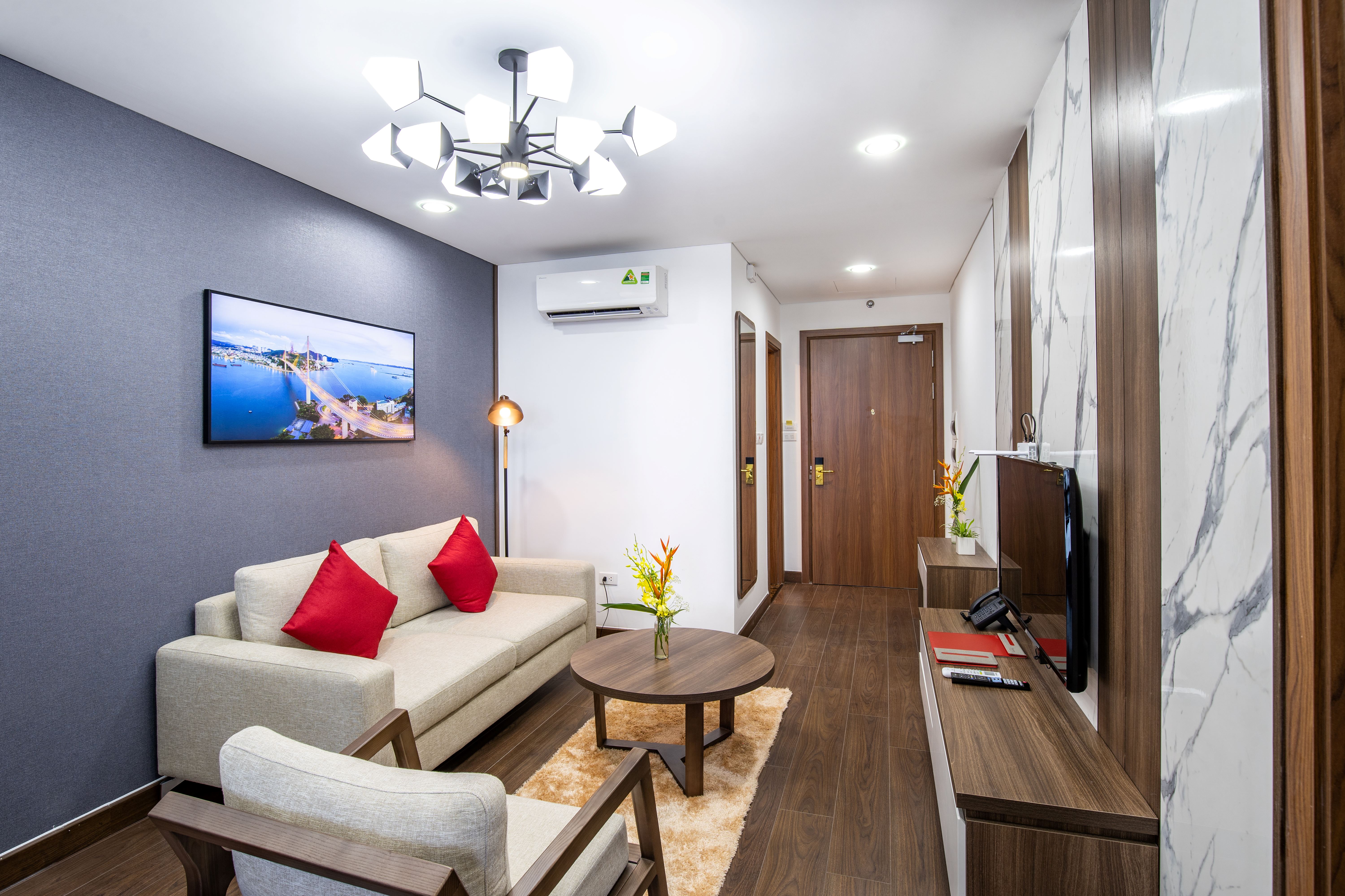 Ramada by Wyndham 4* Hạ Long - Bao gồm 2 bữa ăn, Phòng nghỉ, Hồ bơi vô cực Tầng 31, Khách Sạn Ngay Trung Tâm Hạ Long