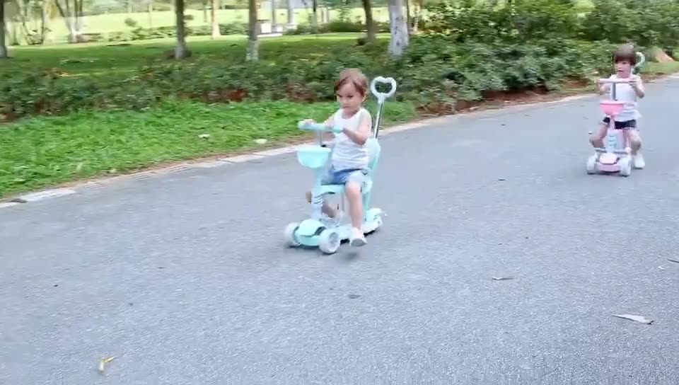 Xe trượt Scooter trẻ em 5in1 PU 3wheels Flashing Swing Car Lifting (từ 1- 3 tuổi)