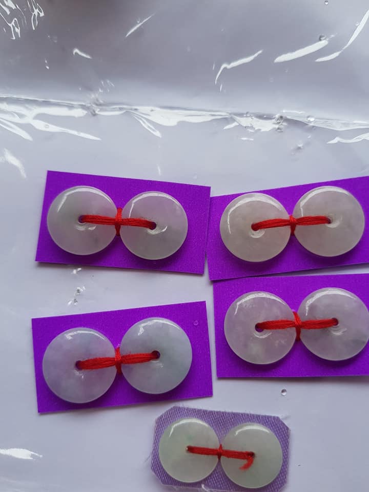 Đôi bông tai đá cẩm thạch trắng tự nhiên đẹp Size đk 15mm x dầy 3mm Nữ về bọc làm đôi bông tai vàng đeo đẹp ạ Mệnh Kim Thủy hợp ạ Chất liệu đá cẩm thạch tự nhiên
