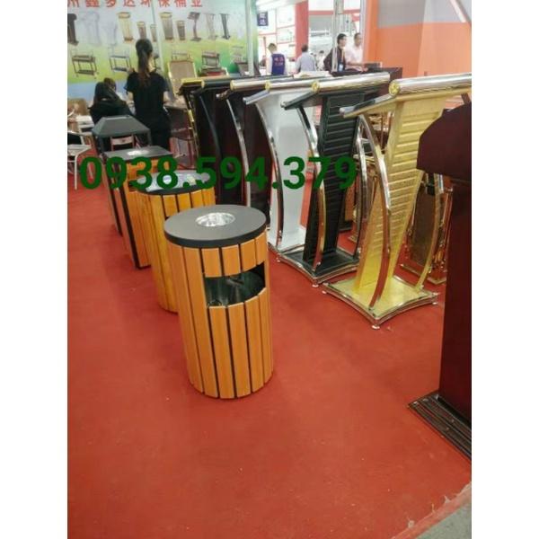 Thùng rác tròn ngoài trời giả gỗ có gạt tàn